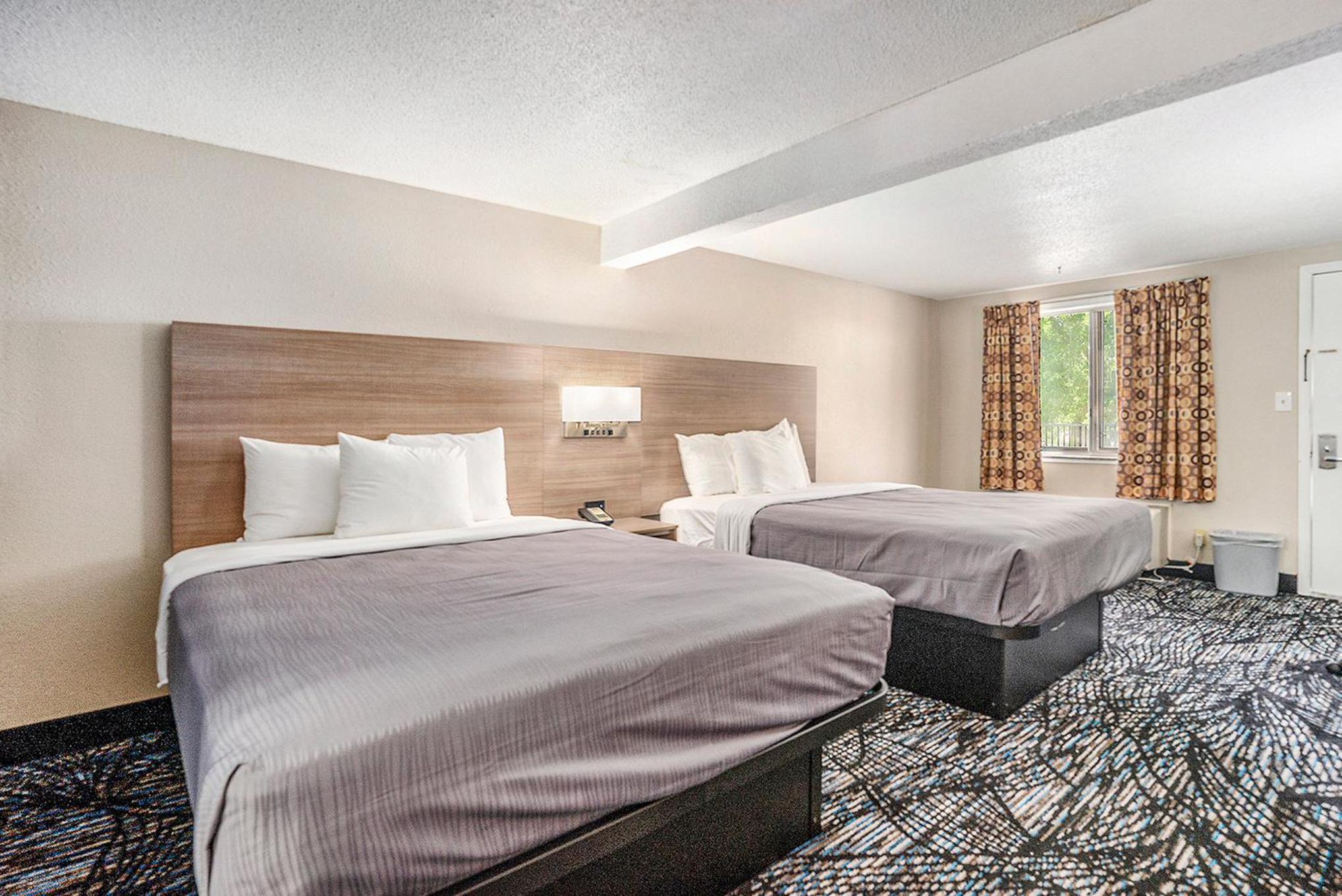 Queen Room with Two Queen Beds - Photo 11