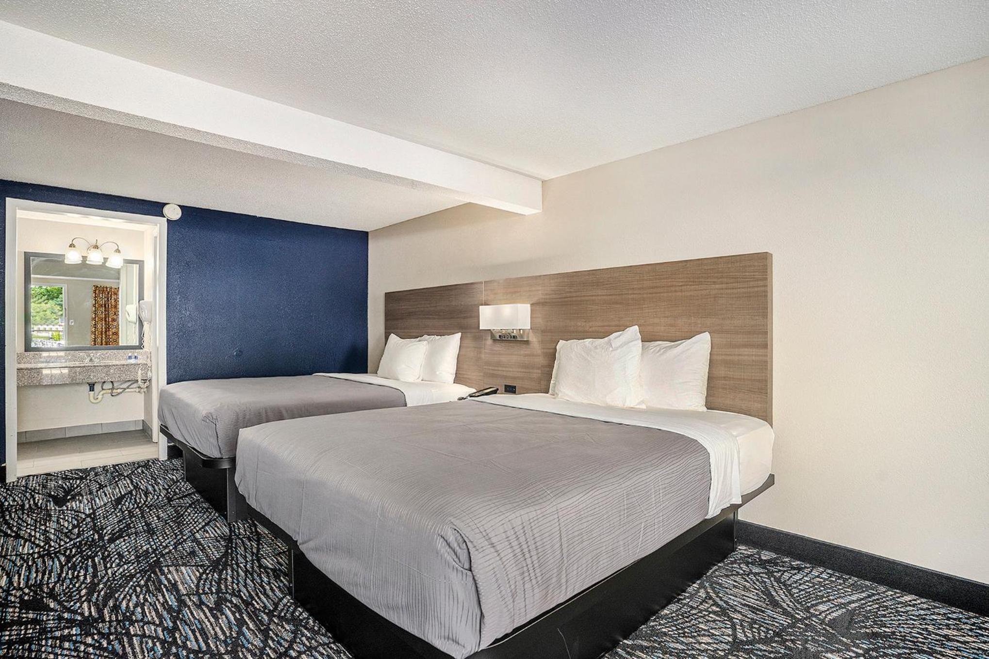 Queen Room with Two Queen Beds - Photo 12