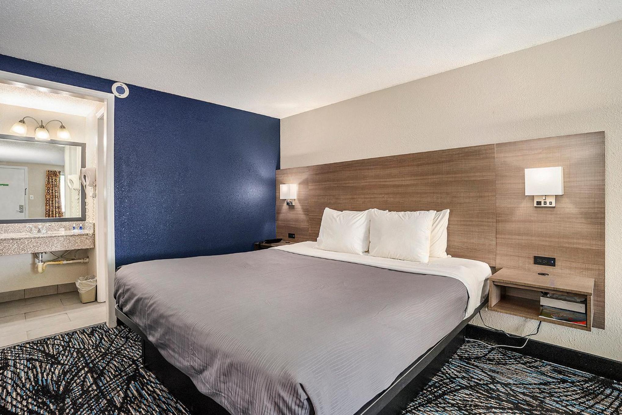 King Room - Non-Smoking - Photo 10