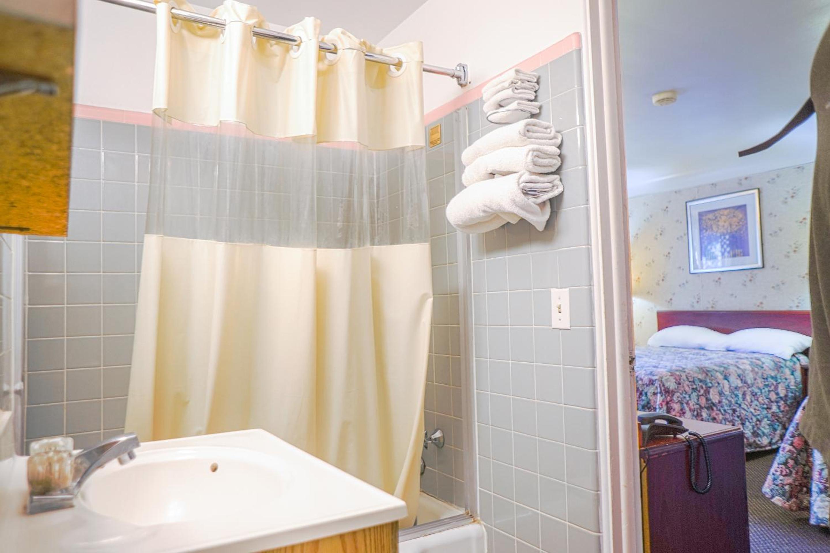 Double Room with Two Double Beds - Photo 5