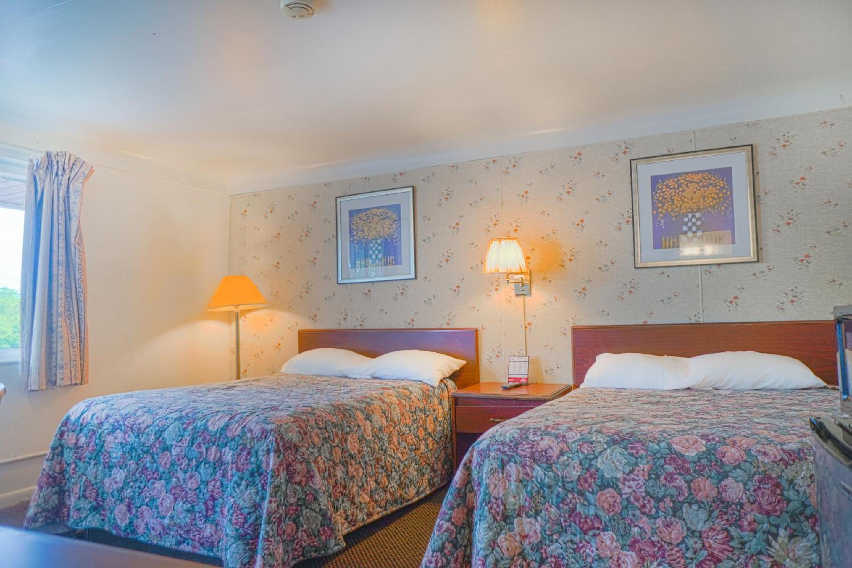 Double Room with Two Double Beds - Photo 2