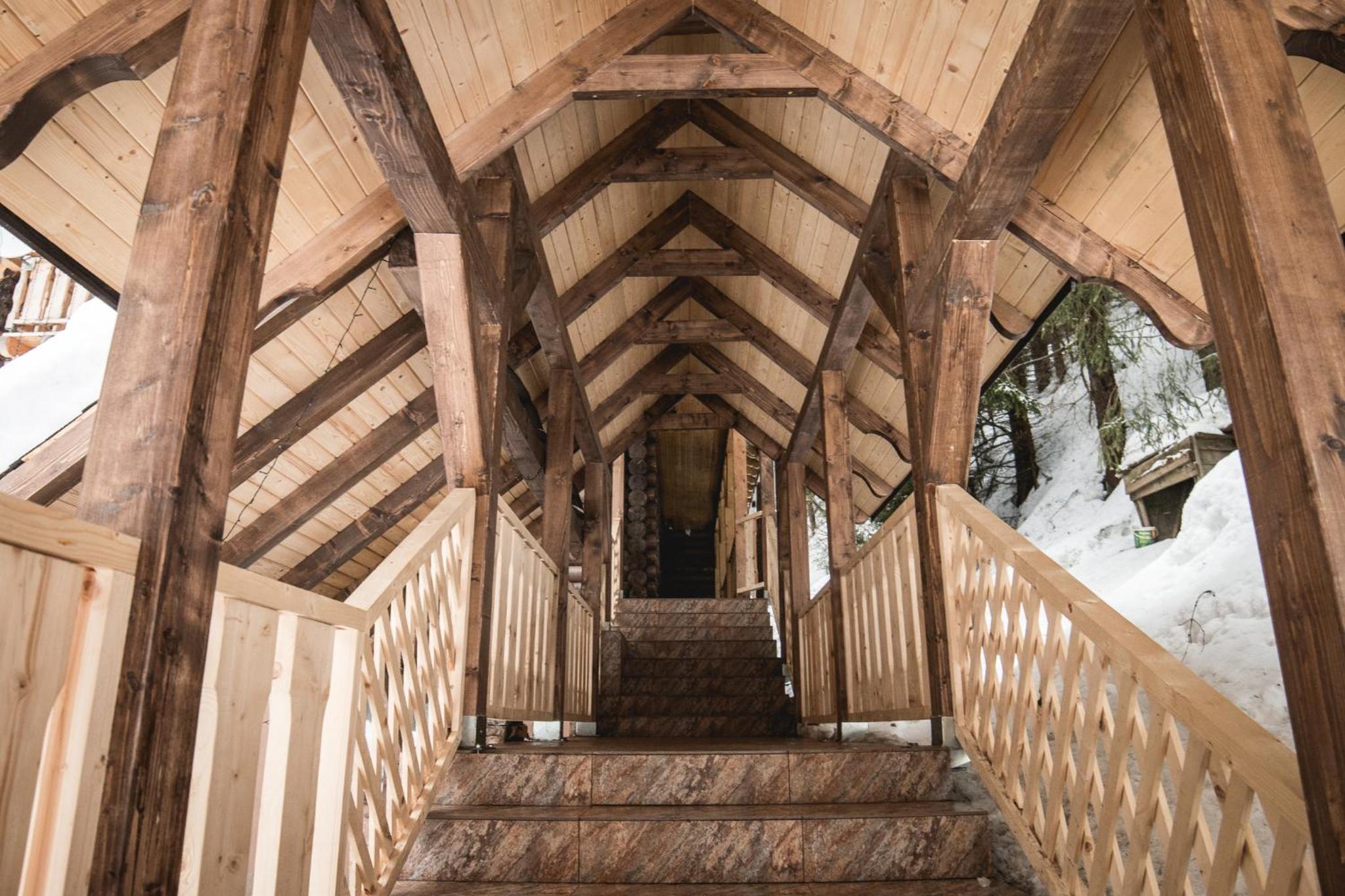 Eight-Bedroom House photo 3