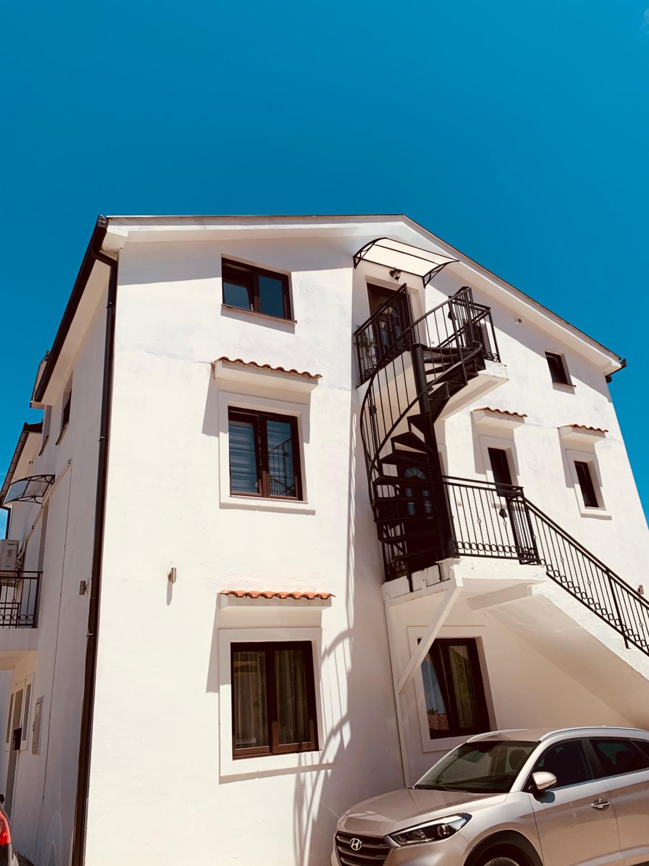 One-Bedroom Apartment with Balcony and Sea View photo 3