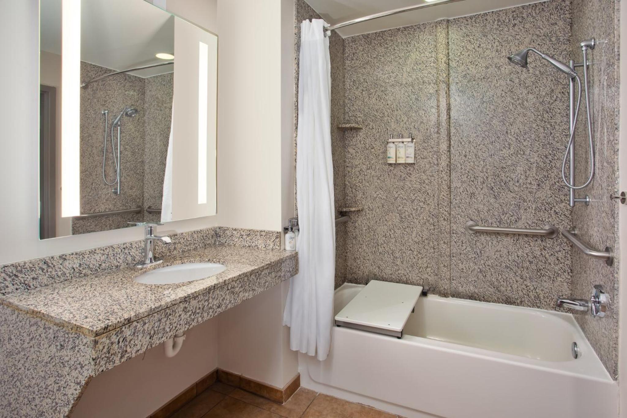 Queen Room with Two Queen Beds - Mobility Access Tub/Non-Smoking - Photo 3