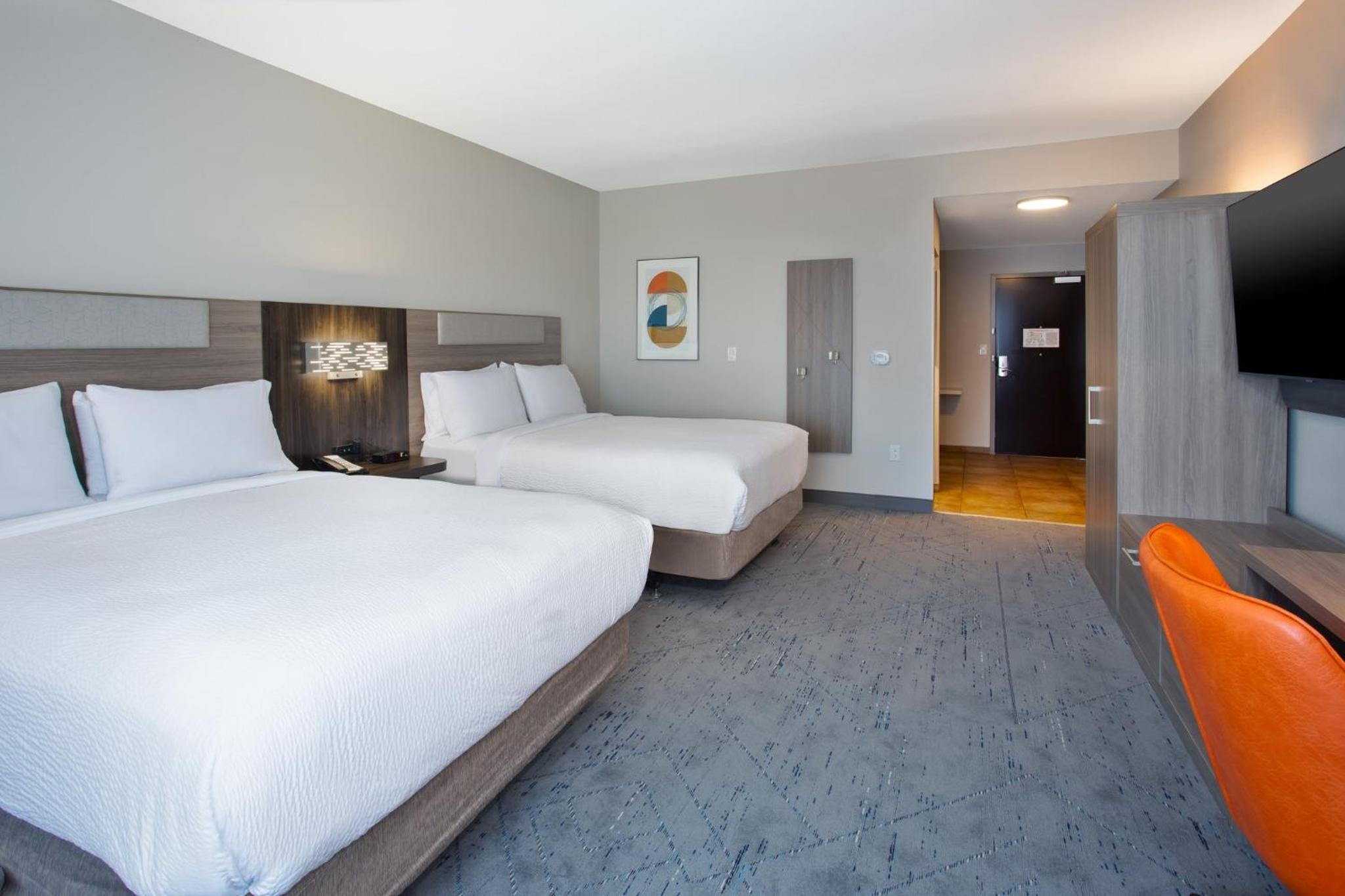 Queen Room with Two Queen Beds - Mobility Access Tub/Non-Smoking - Photo 4