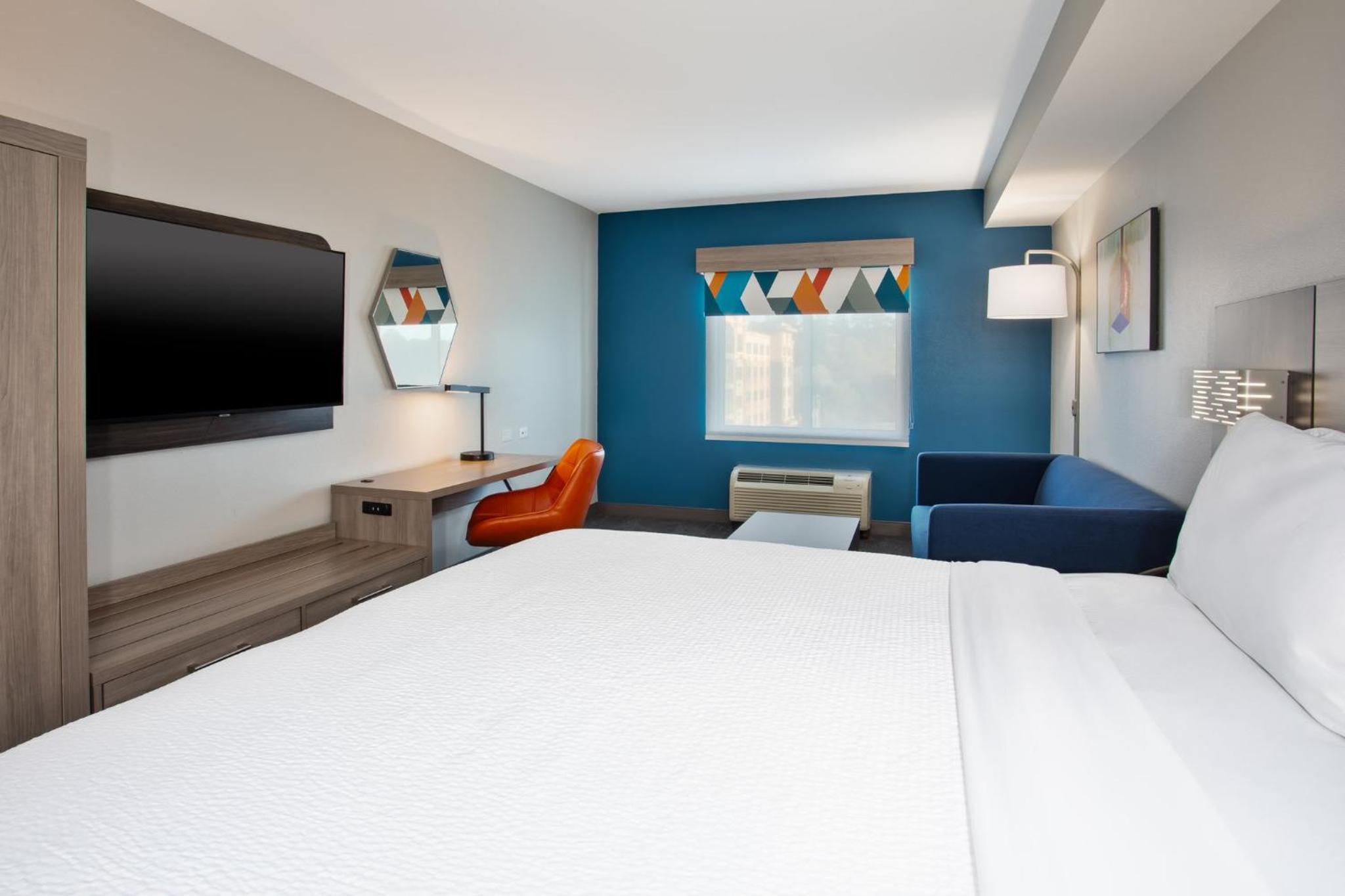 Standard King Room with Sofa Bed - Photo 2