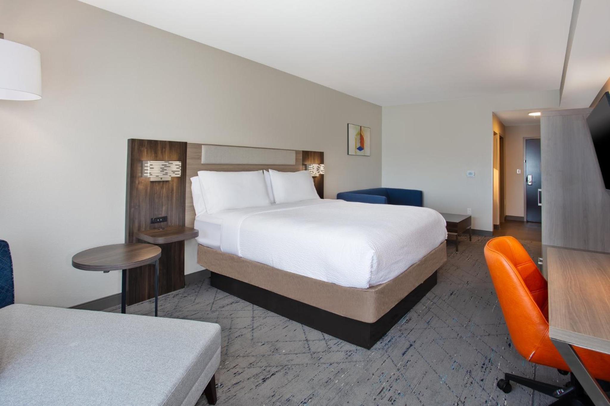 Standard King Room with Sofa Bed - Photo 1