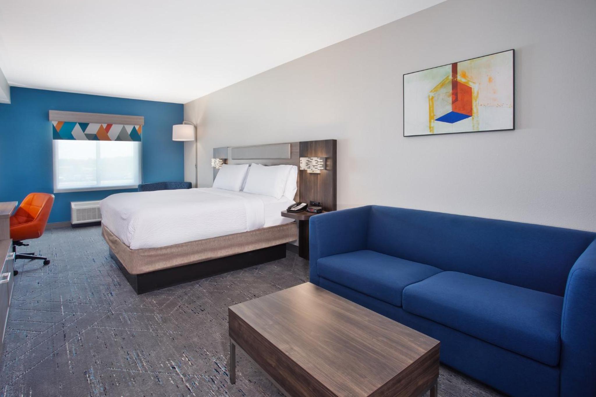 Standard King Room with Sofa Bed - Photo 6