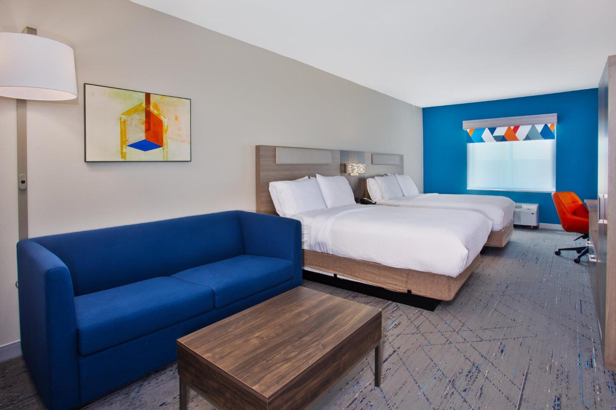 Standard Queen Room with Sofa Bed - Photo 3