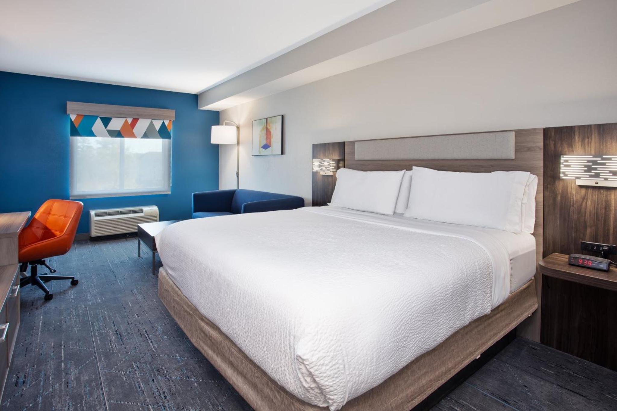 Standard King Room with Sofa Bed - Photo 4