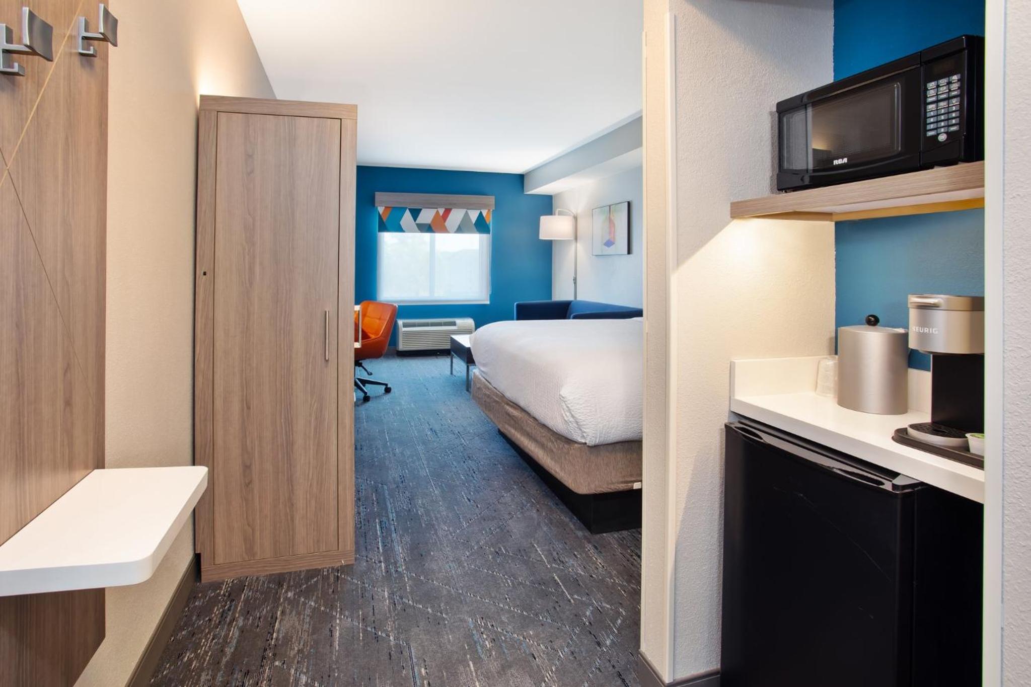 Standard King Room with Sofa Bed - Photo 3