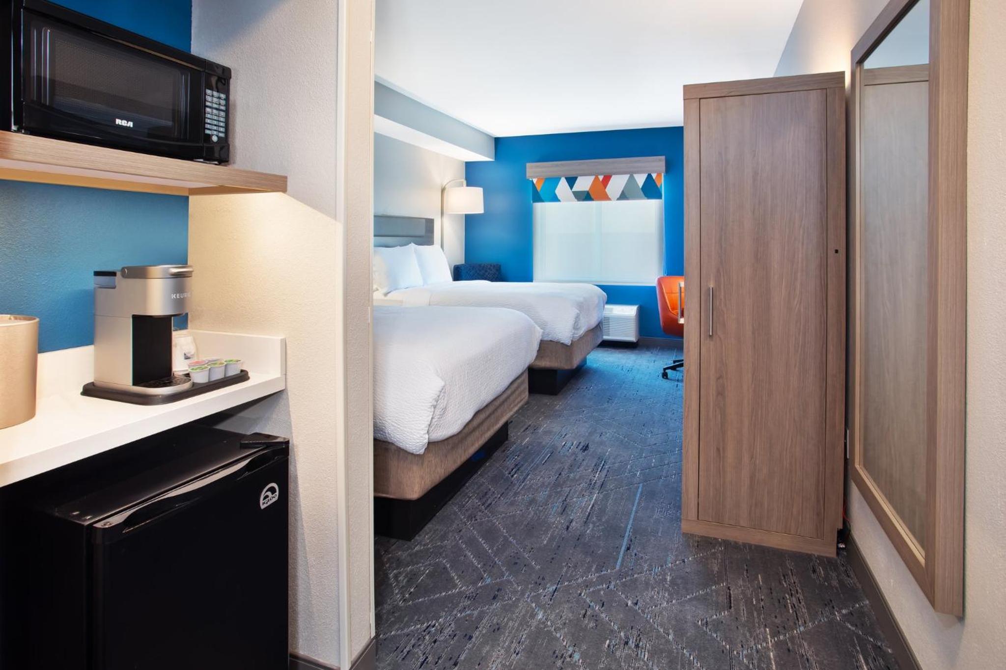 Standard Room with Two Queen Beds - Photo 4