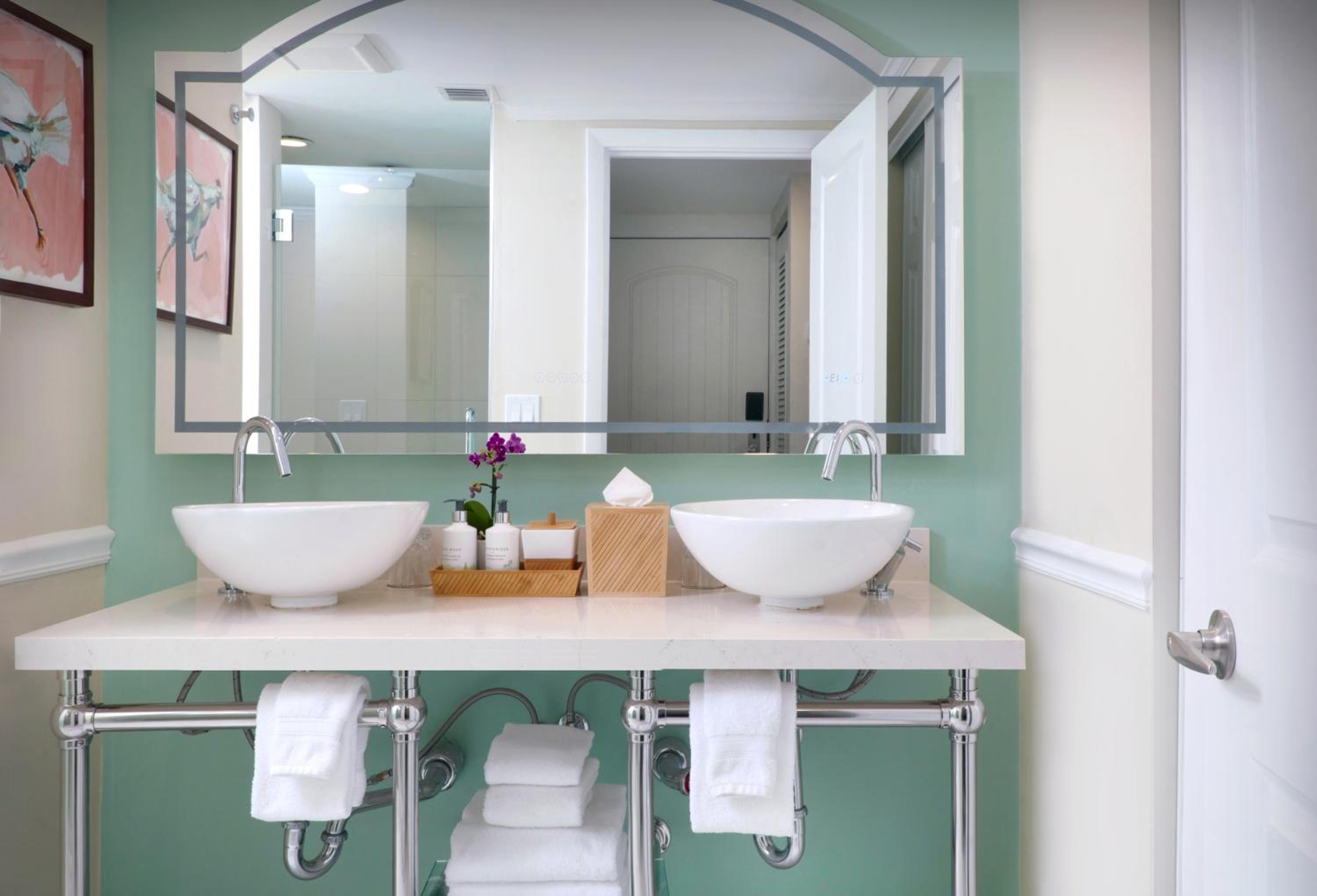 Mobility/Hearing Accessible Island View Junior Suite