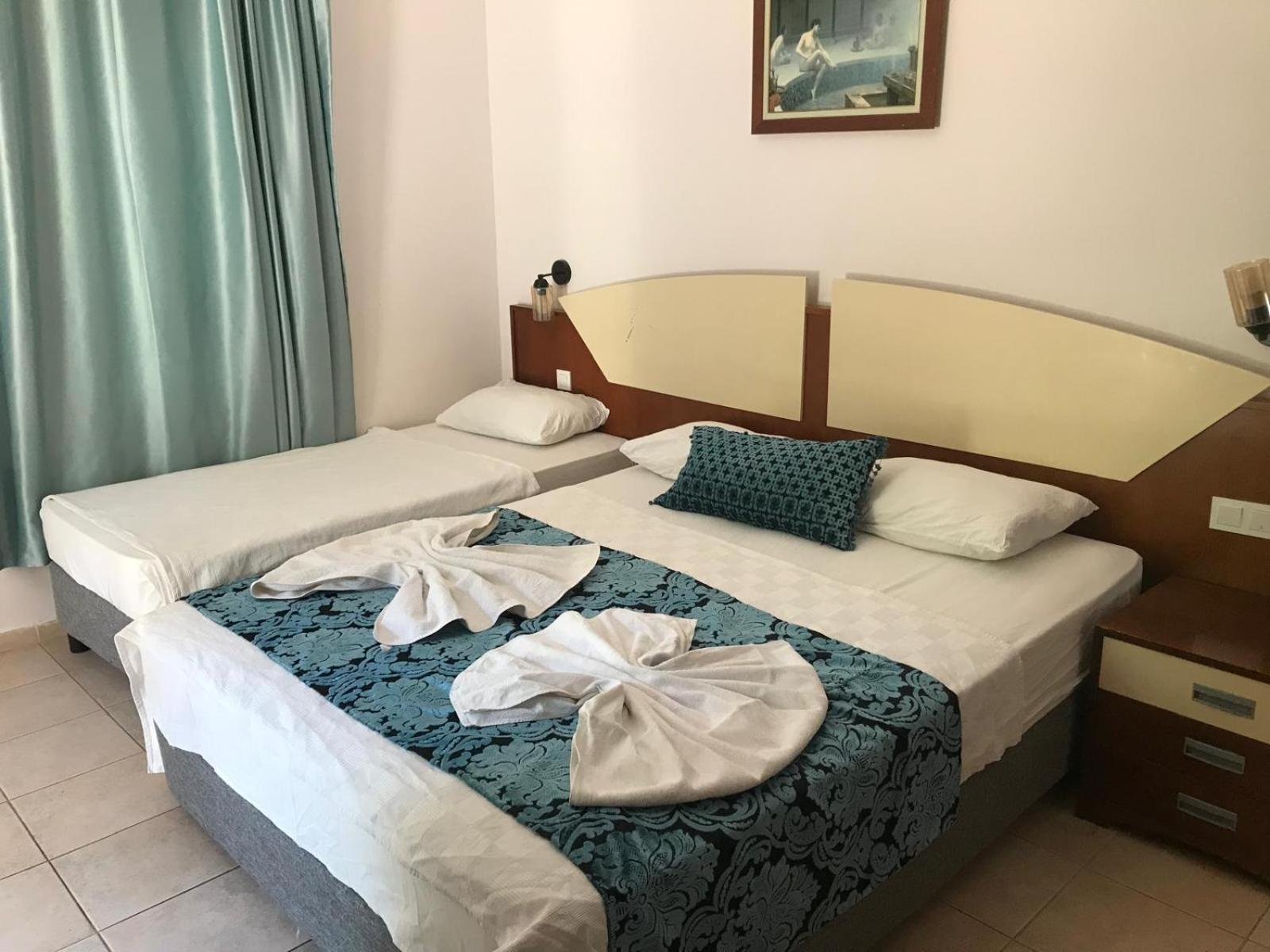 Deluxe Room (2 Adults + 1 Child) - Photo 1