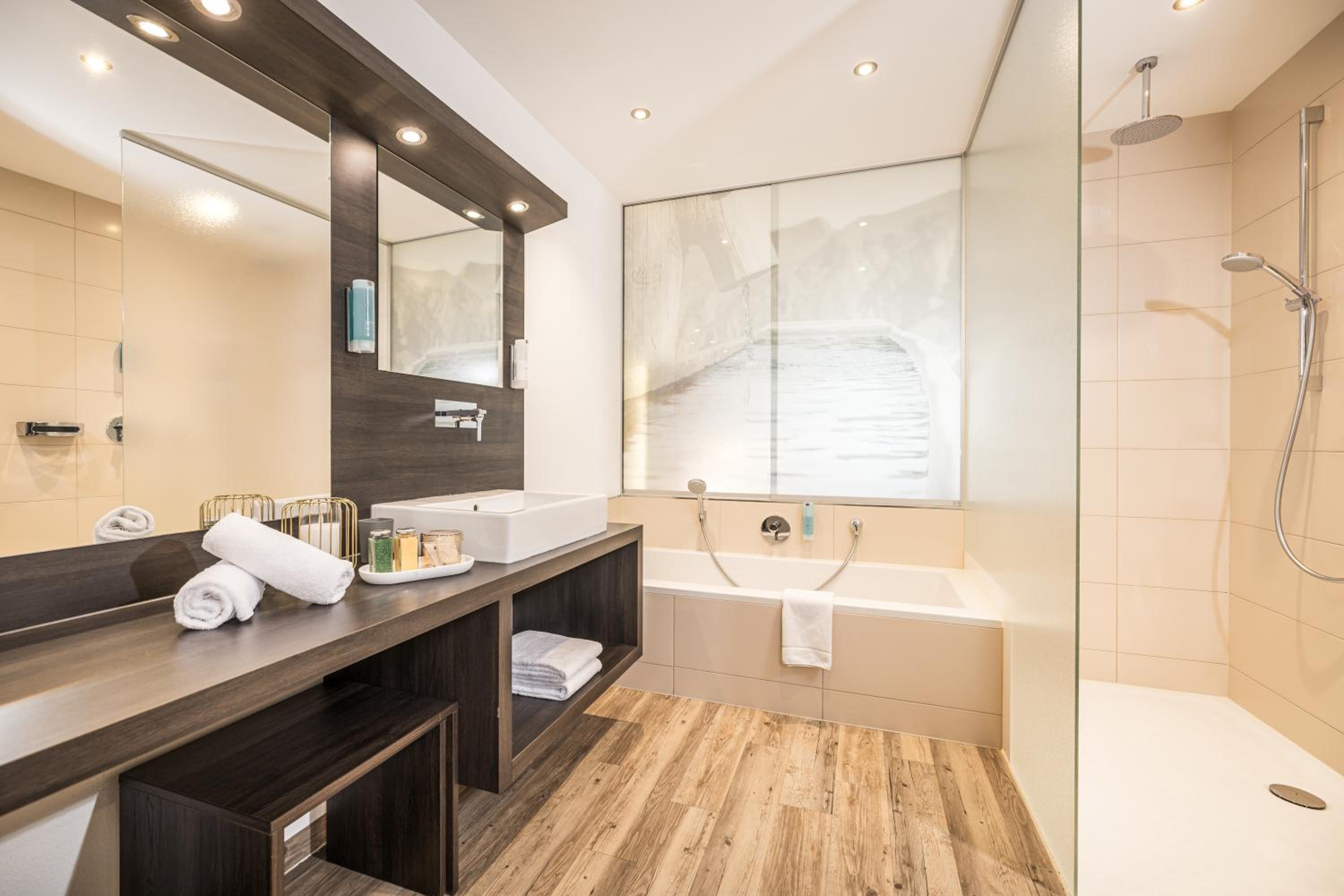 Suite with Spa Access photo 3