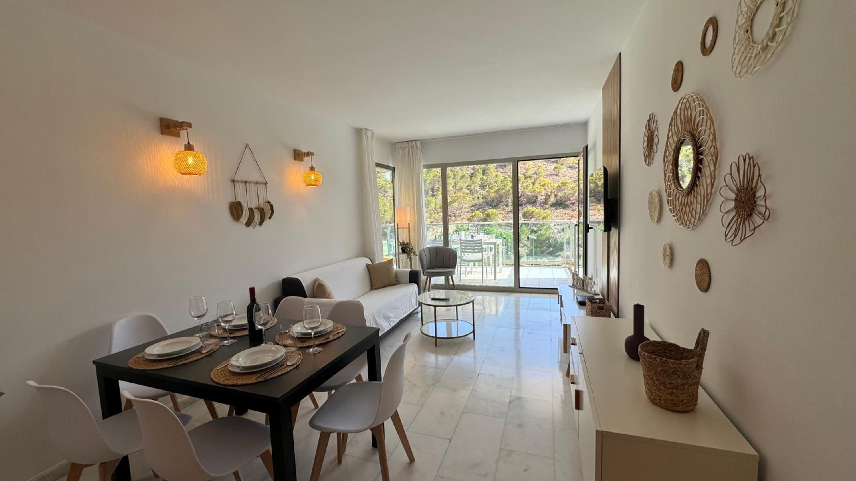 Apartamento de Dos Dormitorios con Vista a la Piscina