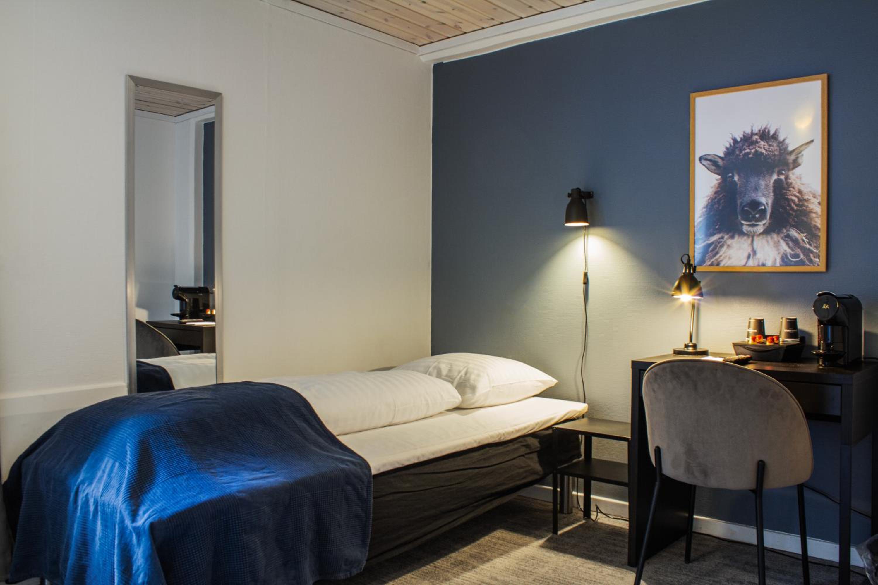 Single Room with Bathroom photo 1