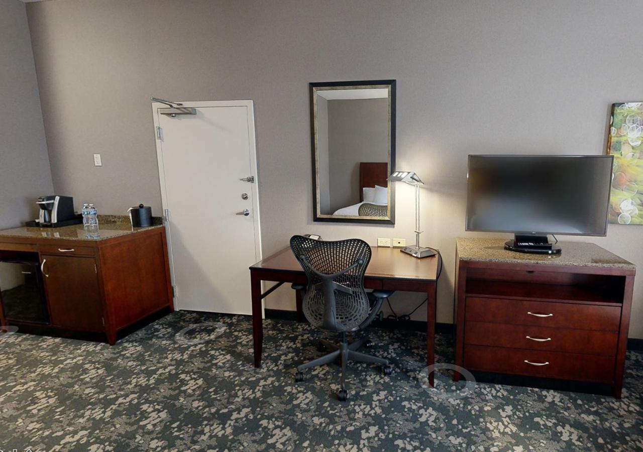 King Room with Roll-In Shower - Mobility Access photo 1