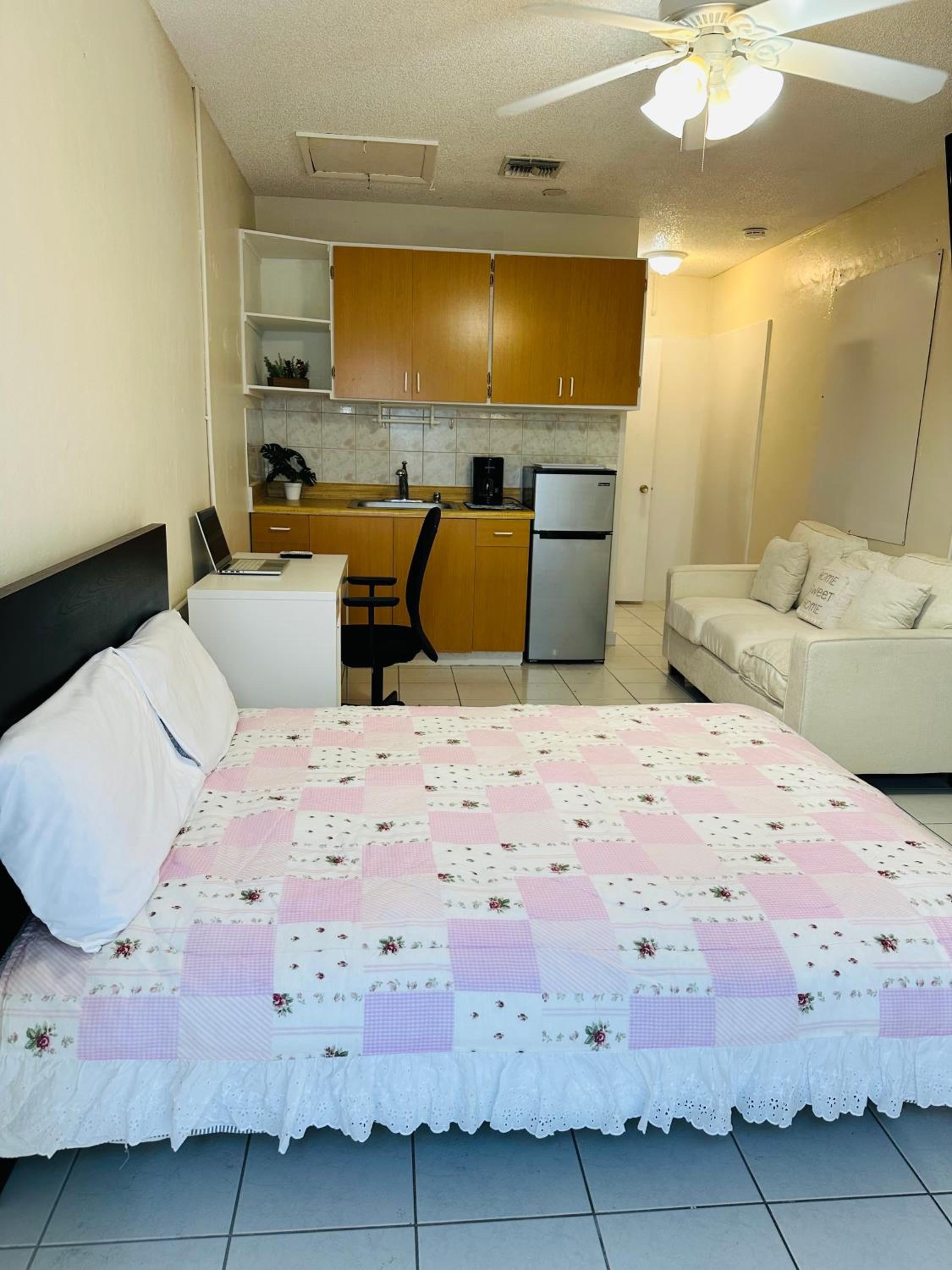 One-Bedroom Apartment photo 1