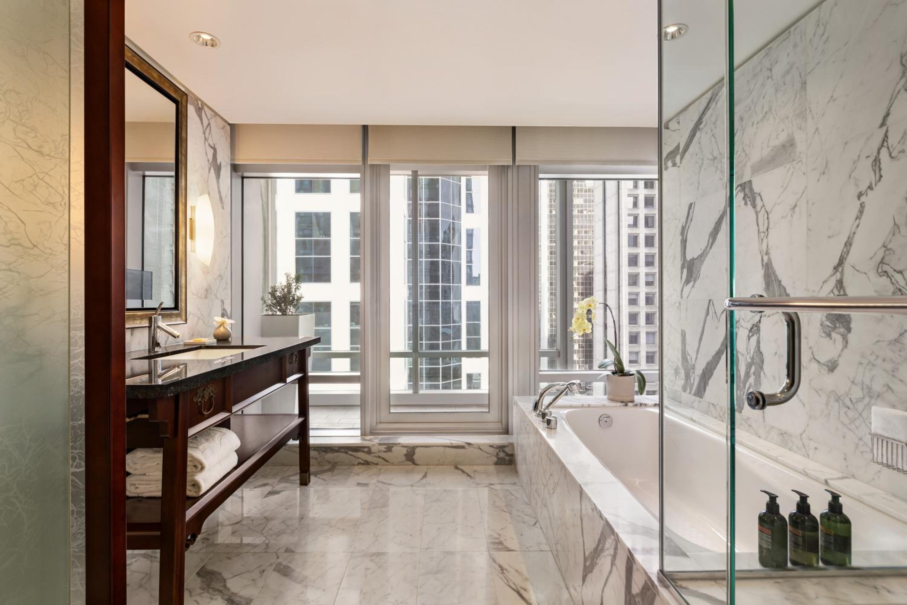 Junior King Suite with Balcony thumbnail 5