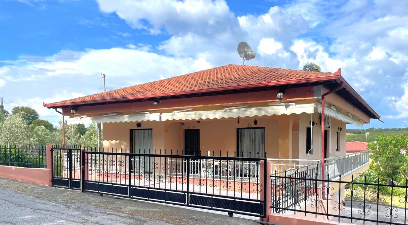 Three-Bedroom House photo 3