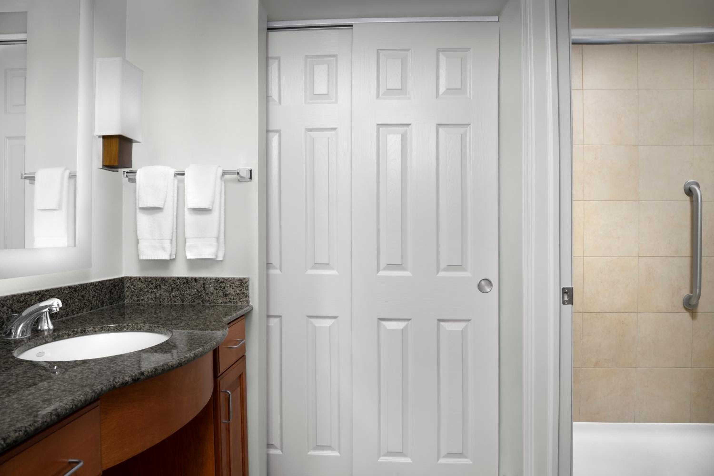 One-Bedroom King Suite - Non-Smoking - Photo 6