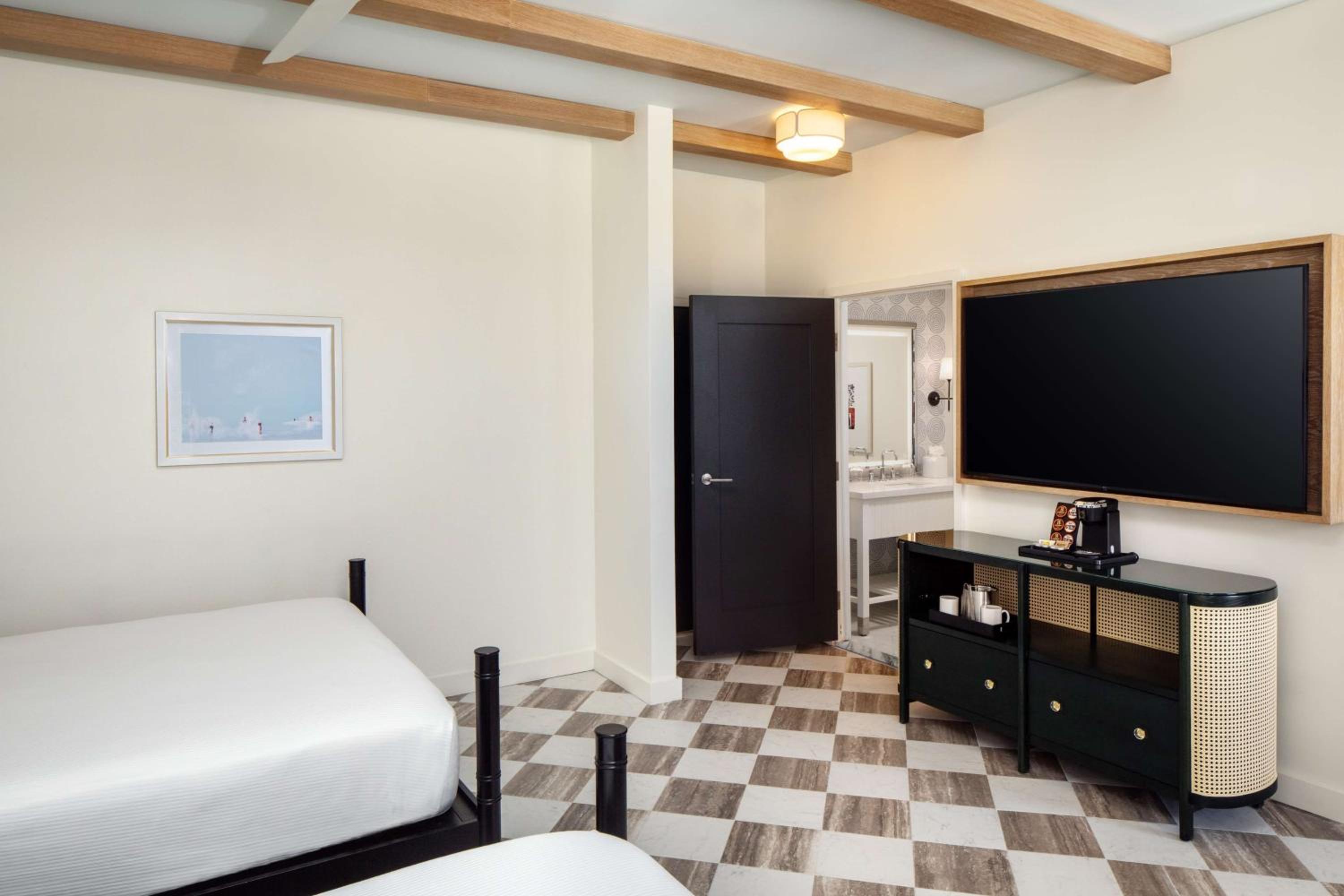 Queen Room with Two Queen Beds and View - Photo 5