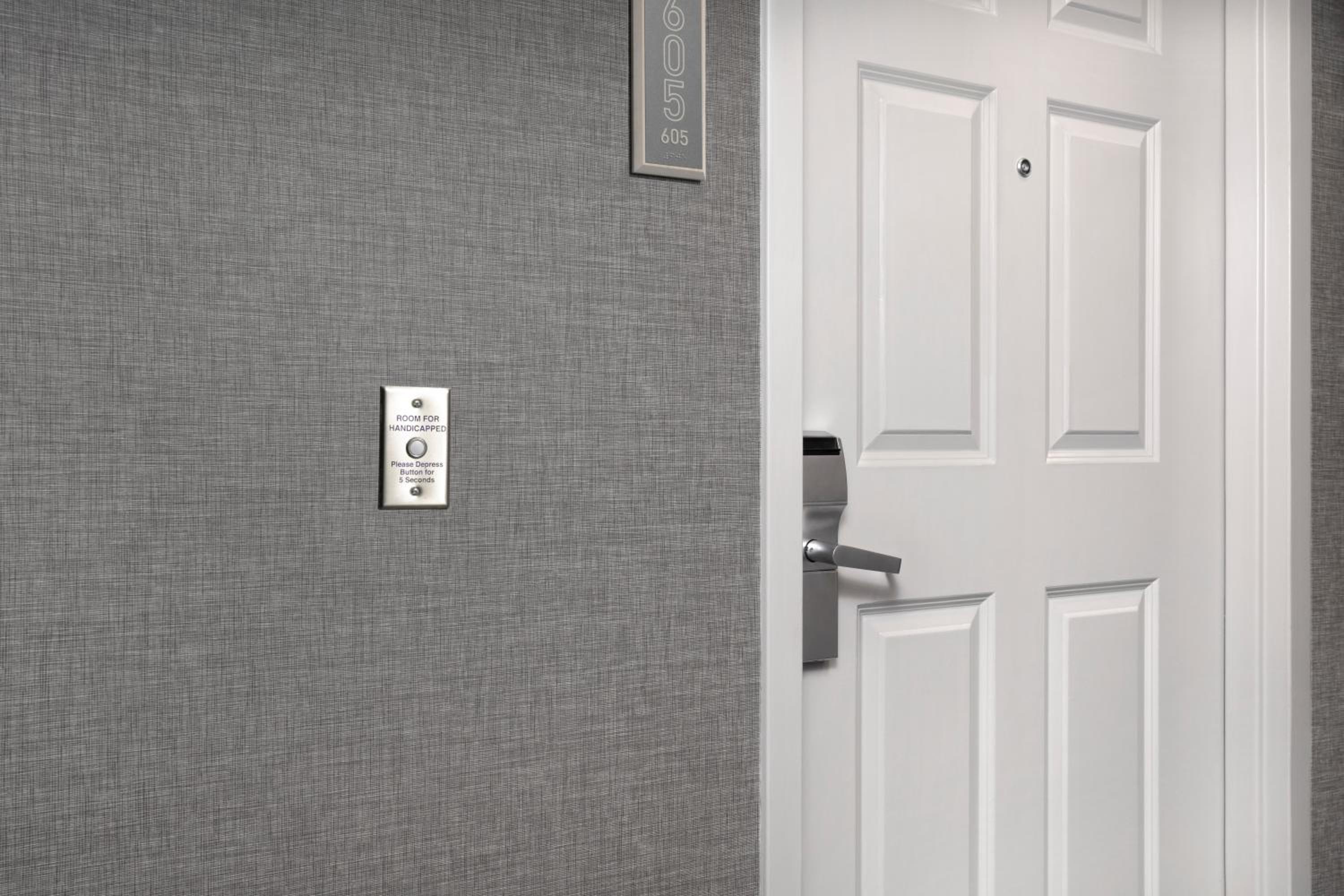 King Suite with Accessible Tub - Mobility and Hearing Access/Non-Smoking - Photo 7
