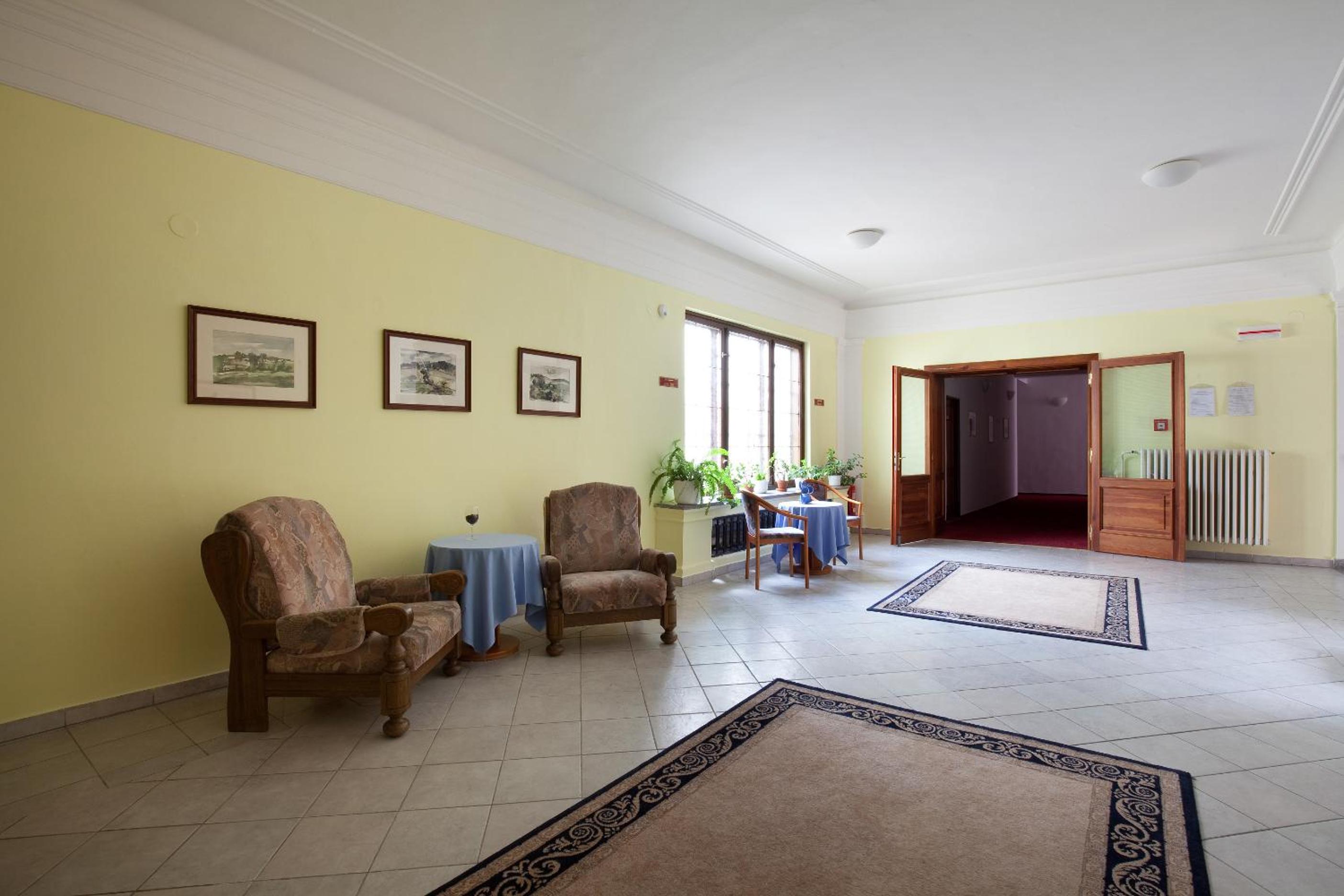 Economy Double or Twin Room with Shared Bathroom photo 2