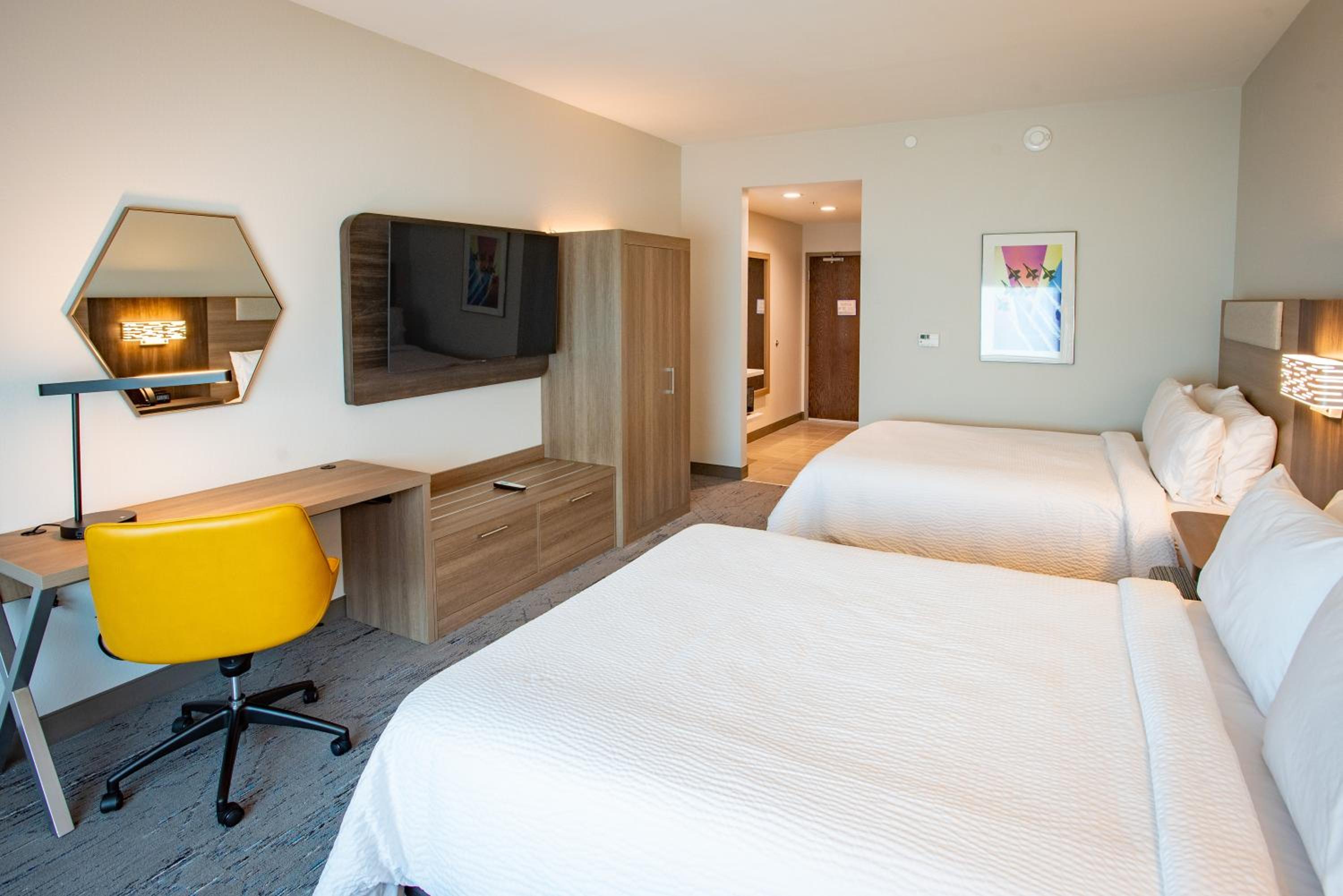 Standard Room with Two Queen Beds - Photo 1