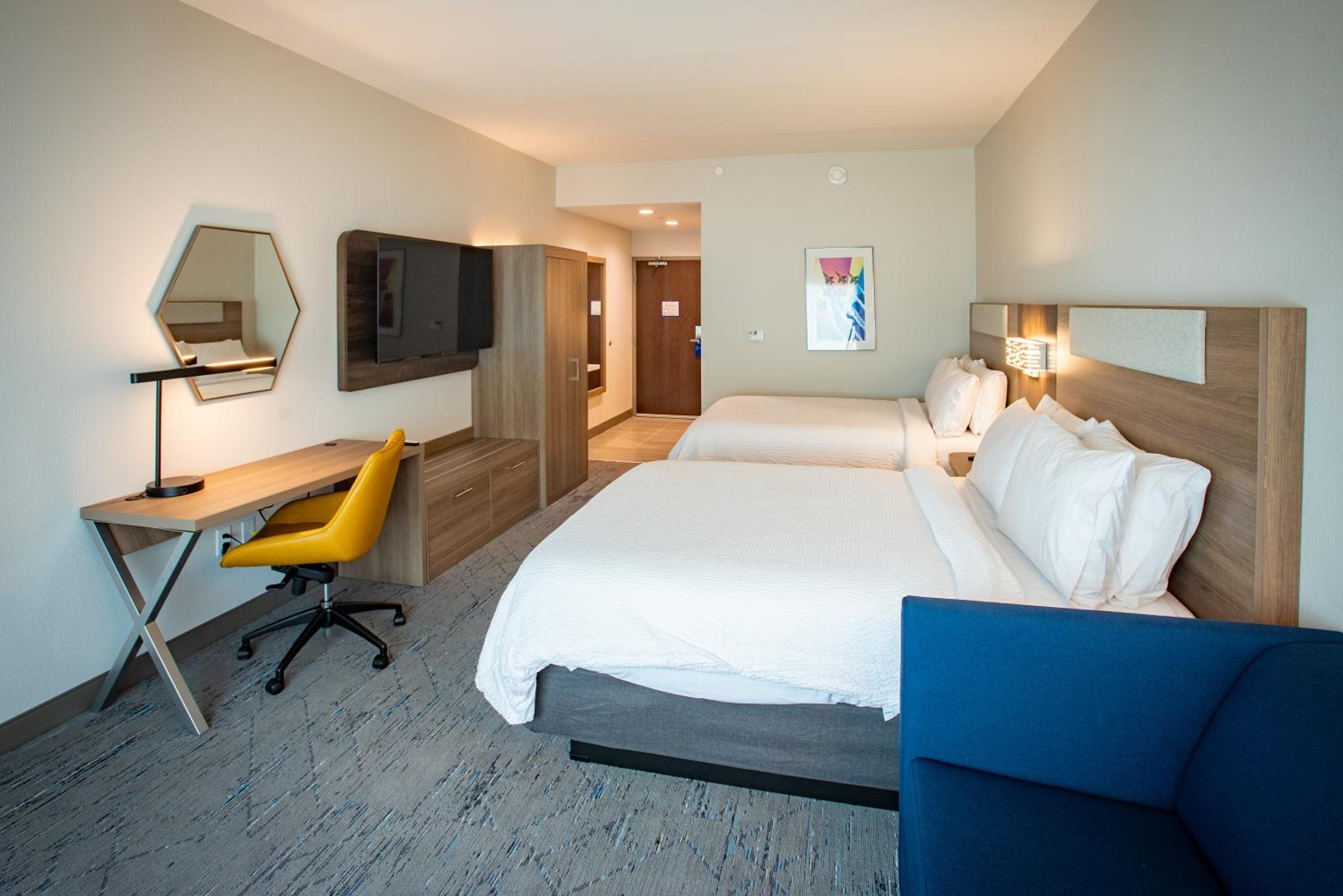 Queen Suite with Two Queen Beds - Photo 2