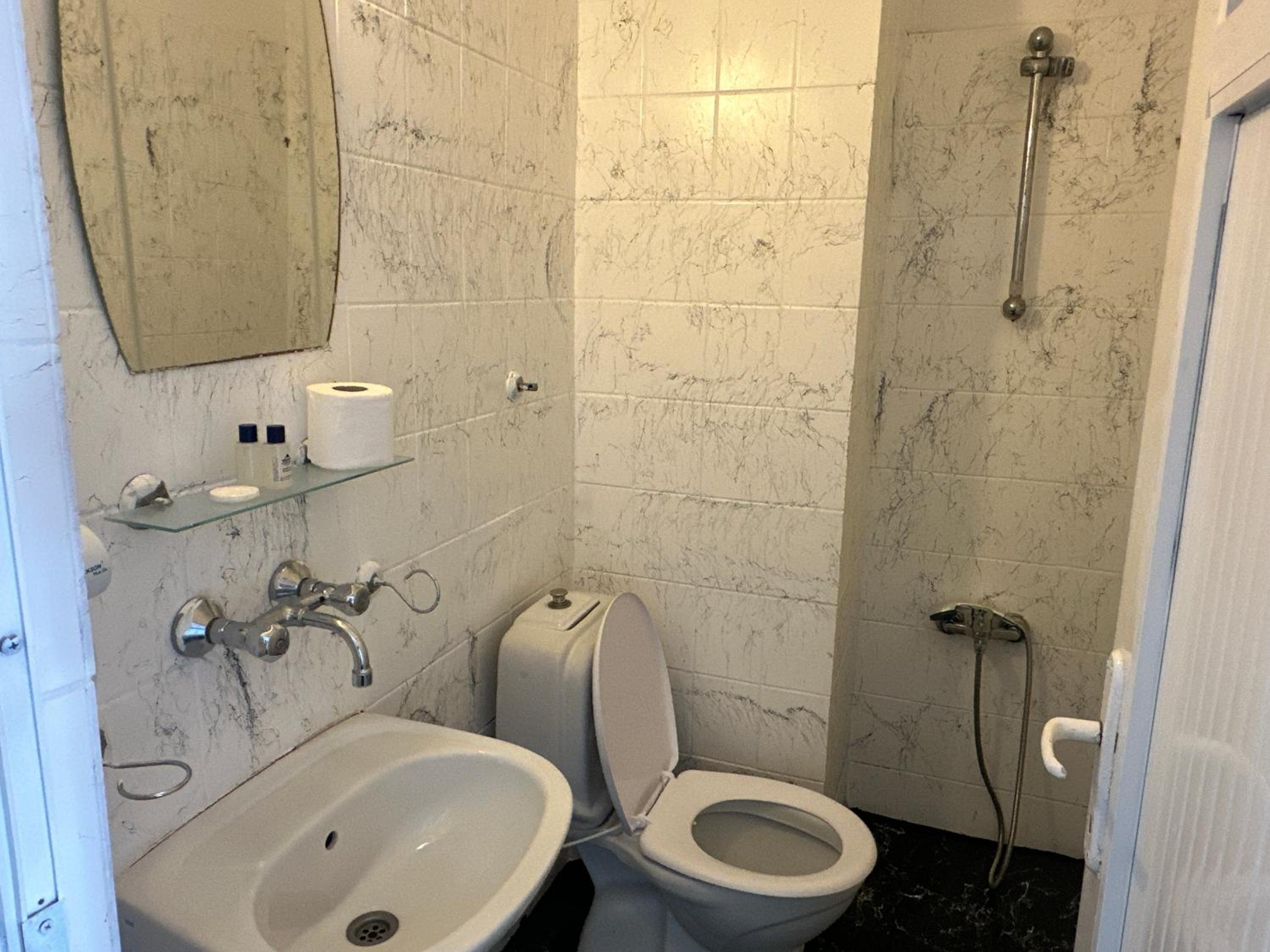 Budget Twin Room - Photo 6