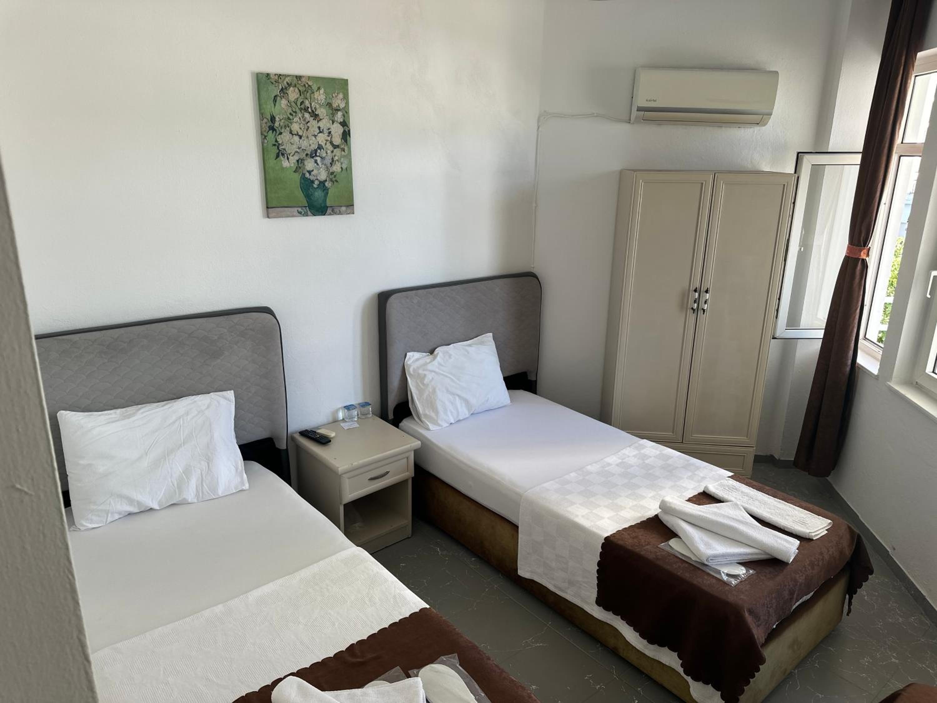 Budget Twin Room - Photo 8