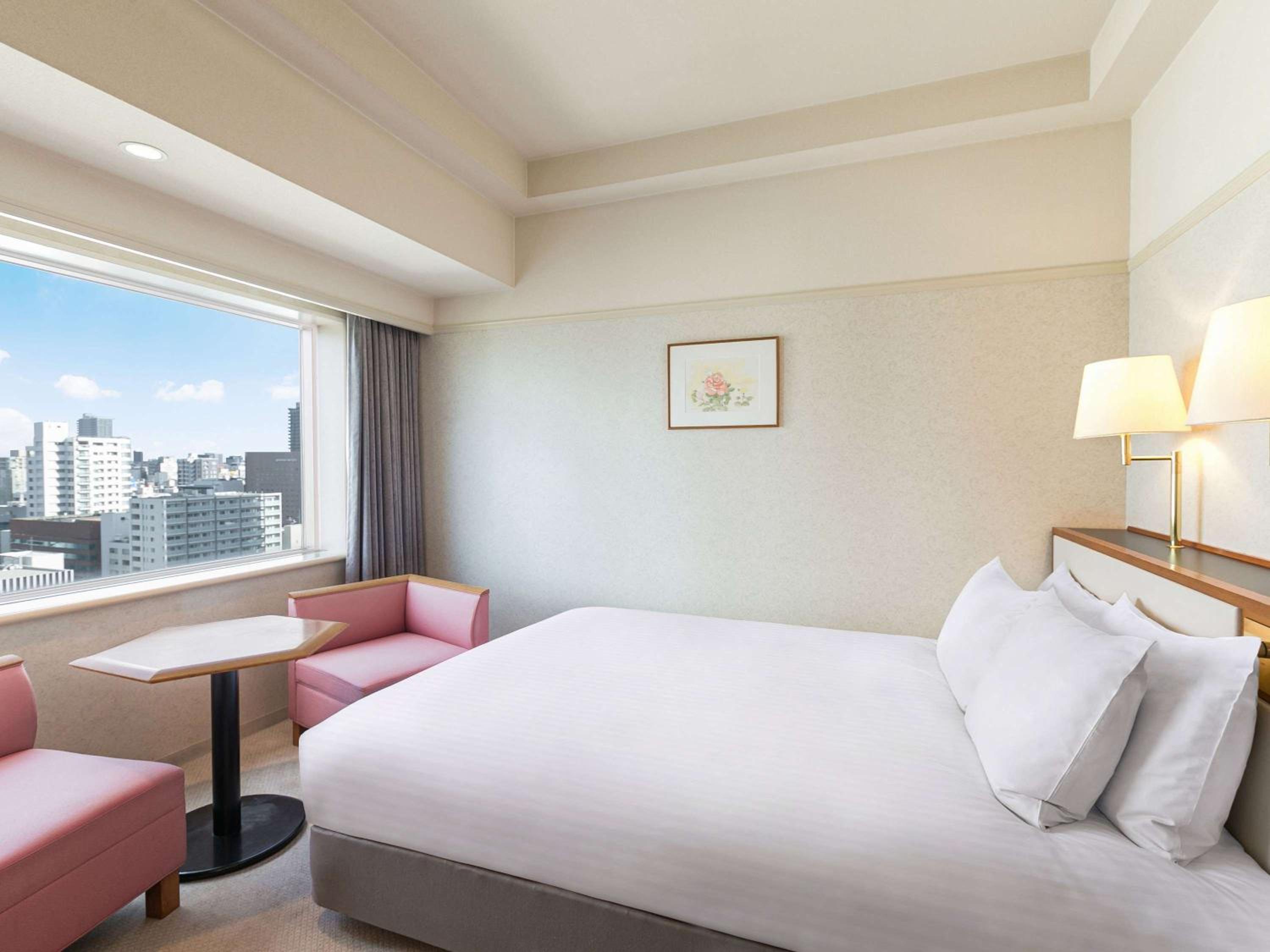 Classic Queen Room with Lounge Access
