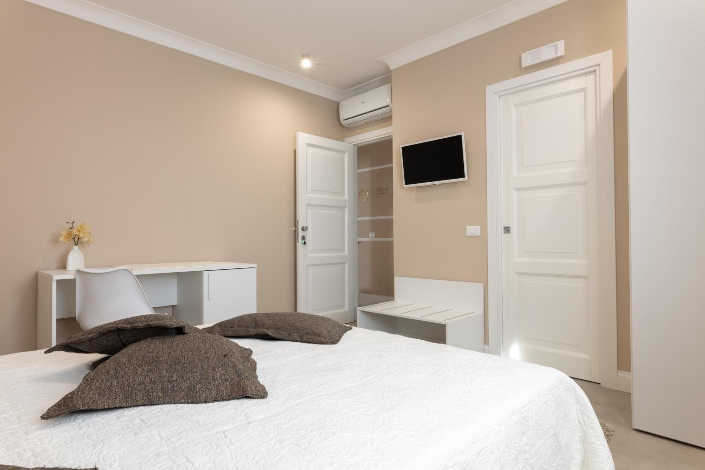 Large Double Room photo 3