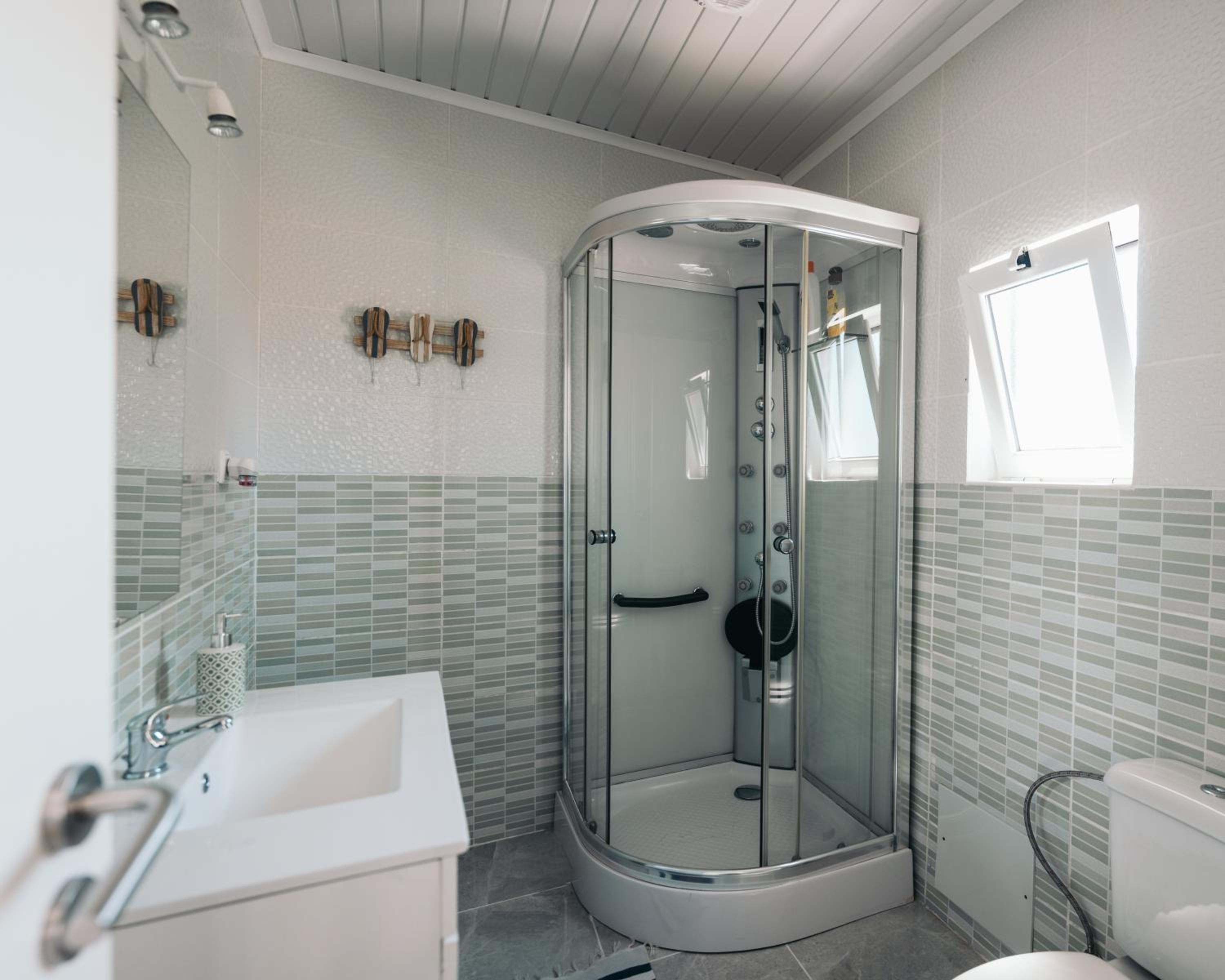 Quadruple Room with Private Bathroom photo 2