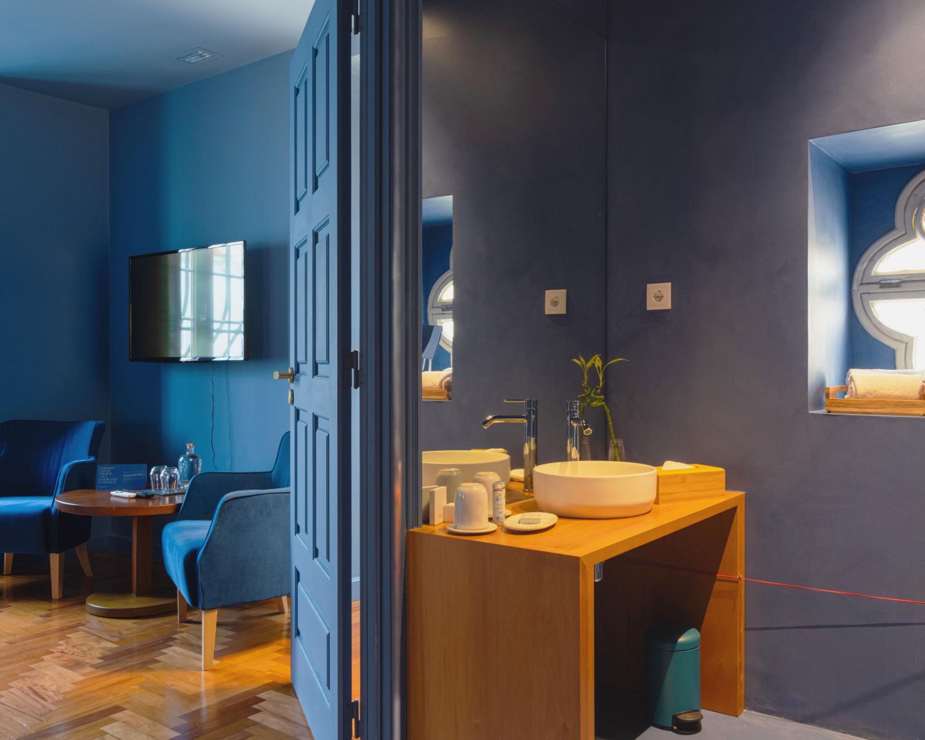 Deluxe Double Room with City View photo 3