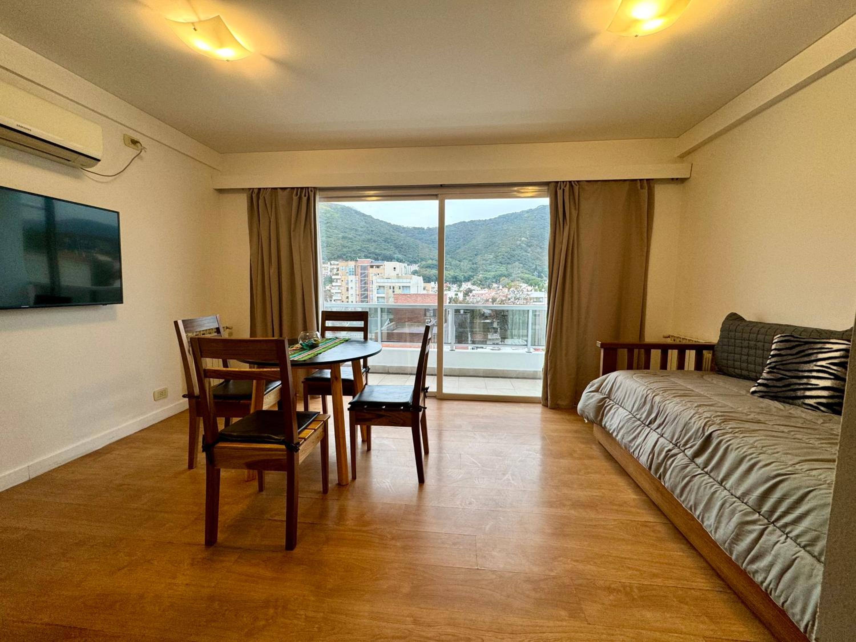 One-Bedroom Apartment with Balcony and Mountain View   photo 3