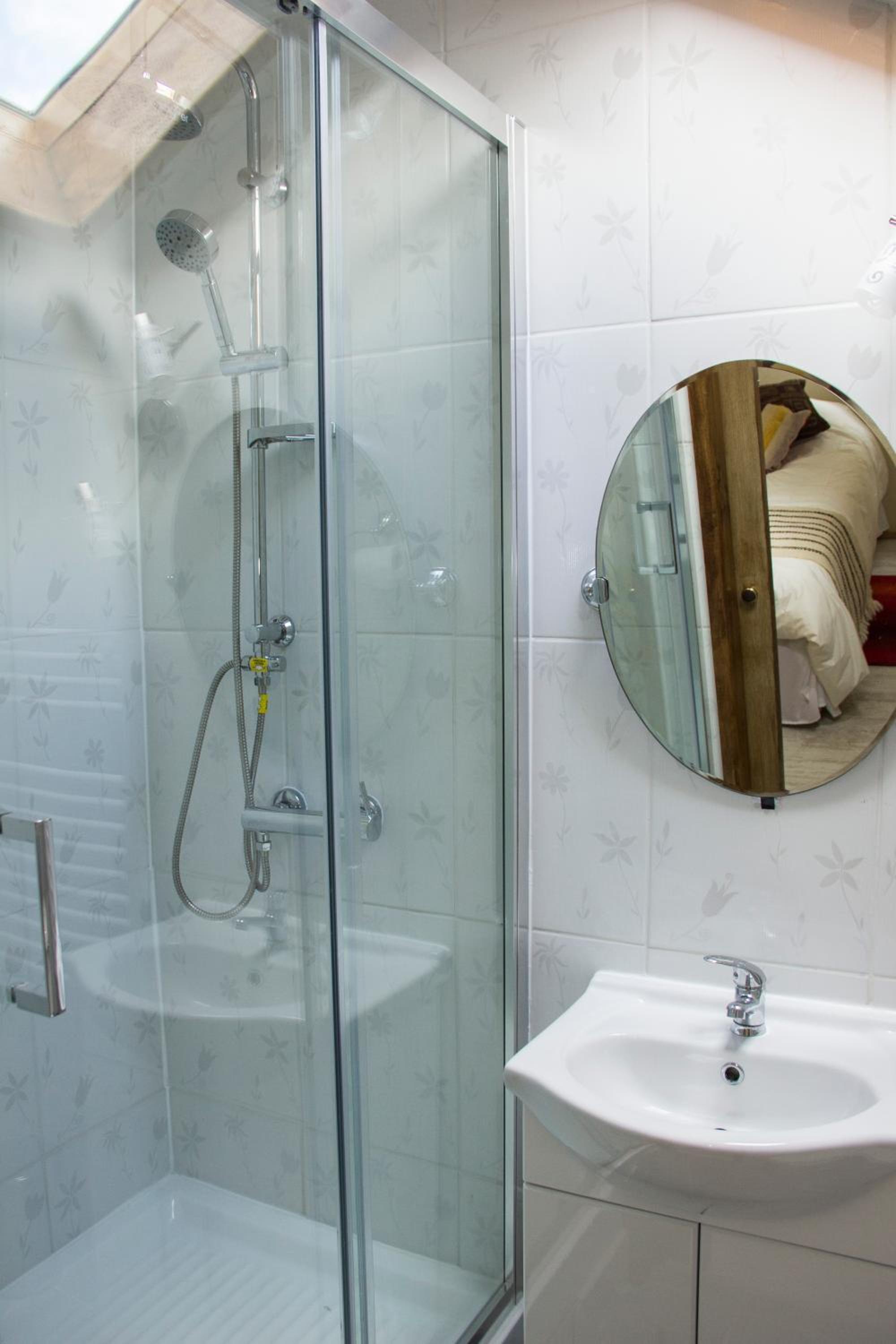 Budget Twin Room with Private Bathroom  photo 2