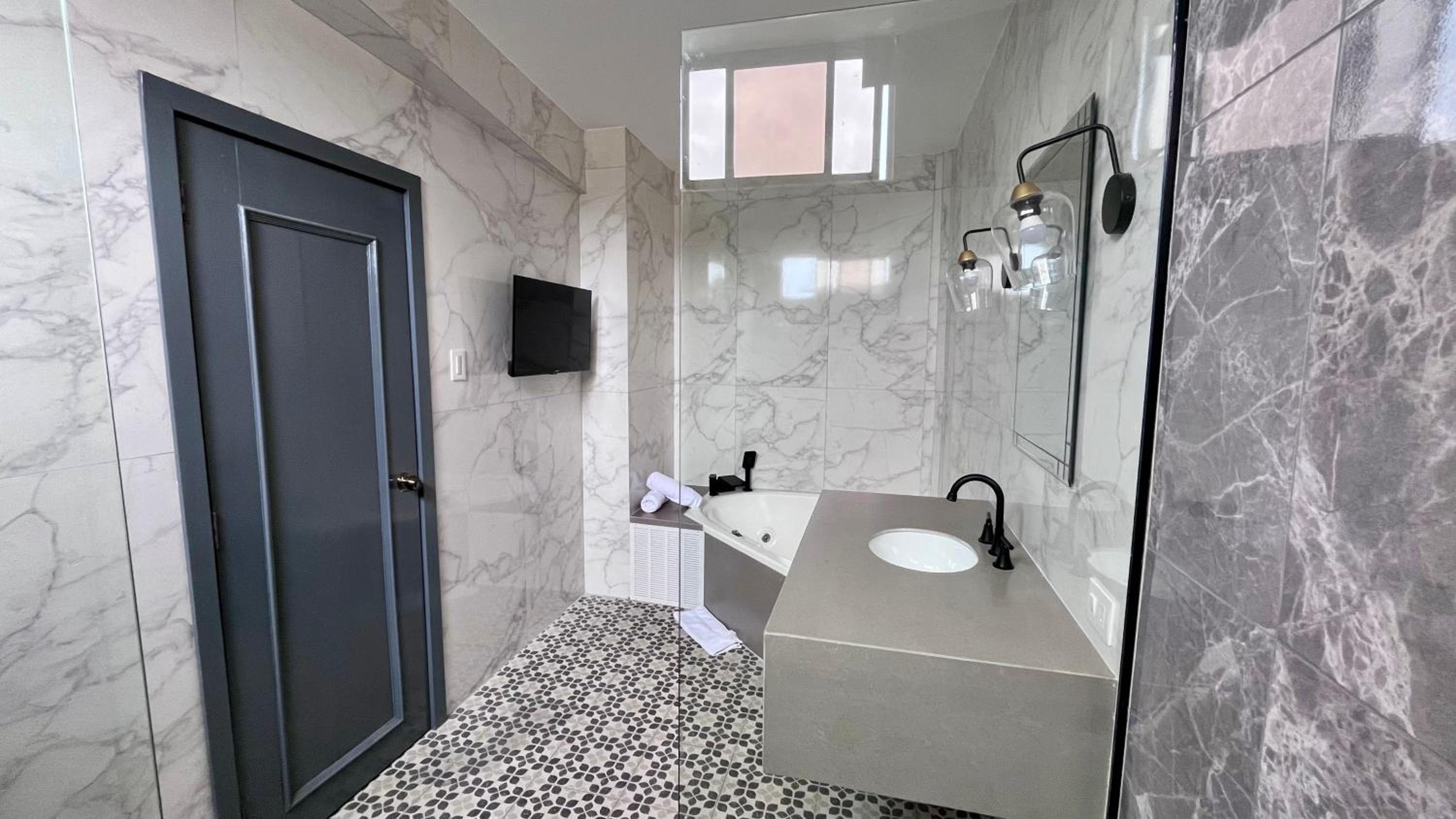 Deluxe Suite with Spa Bath photo 3