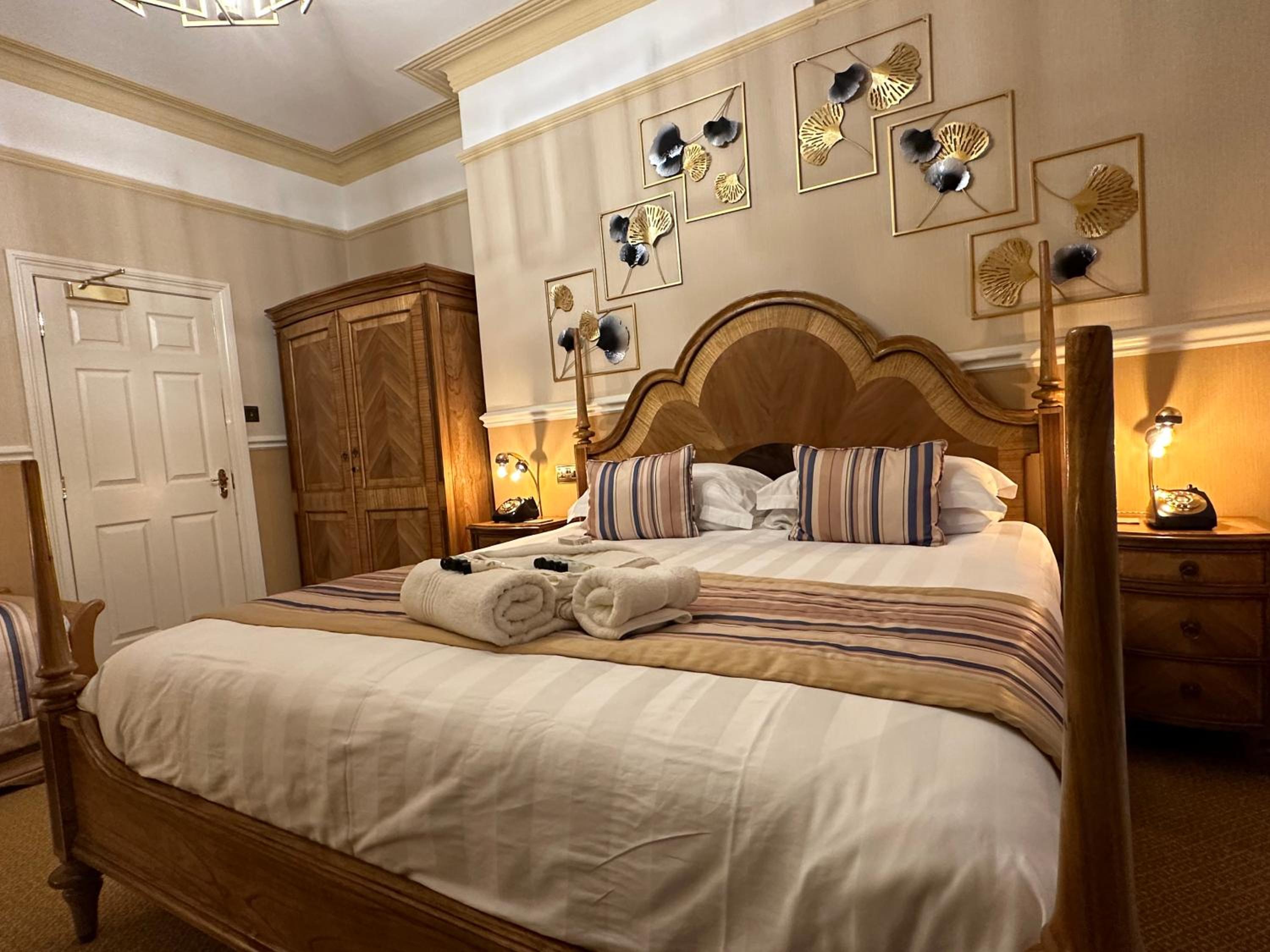Super Deluxe Triple Room with Ensuite & Jacuzzi Bath - Photo 18