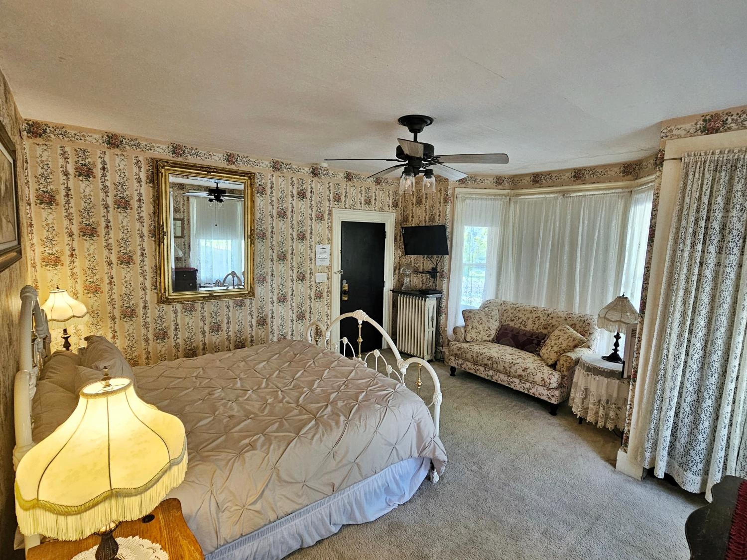 Deluxe King Room photo 1