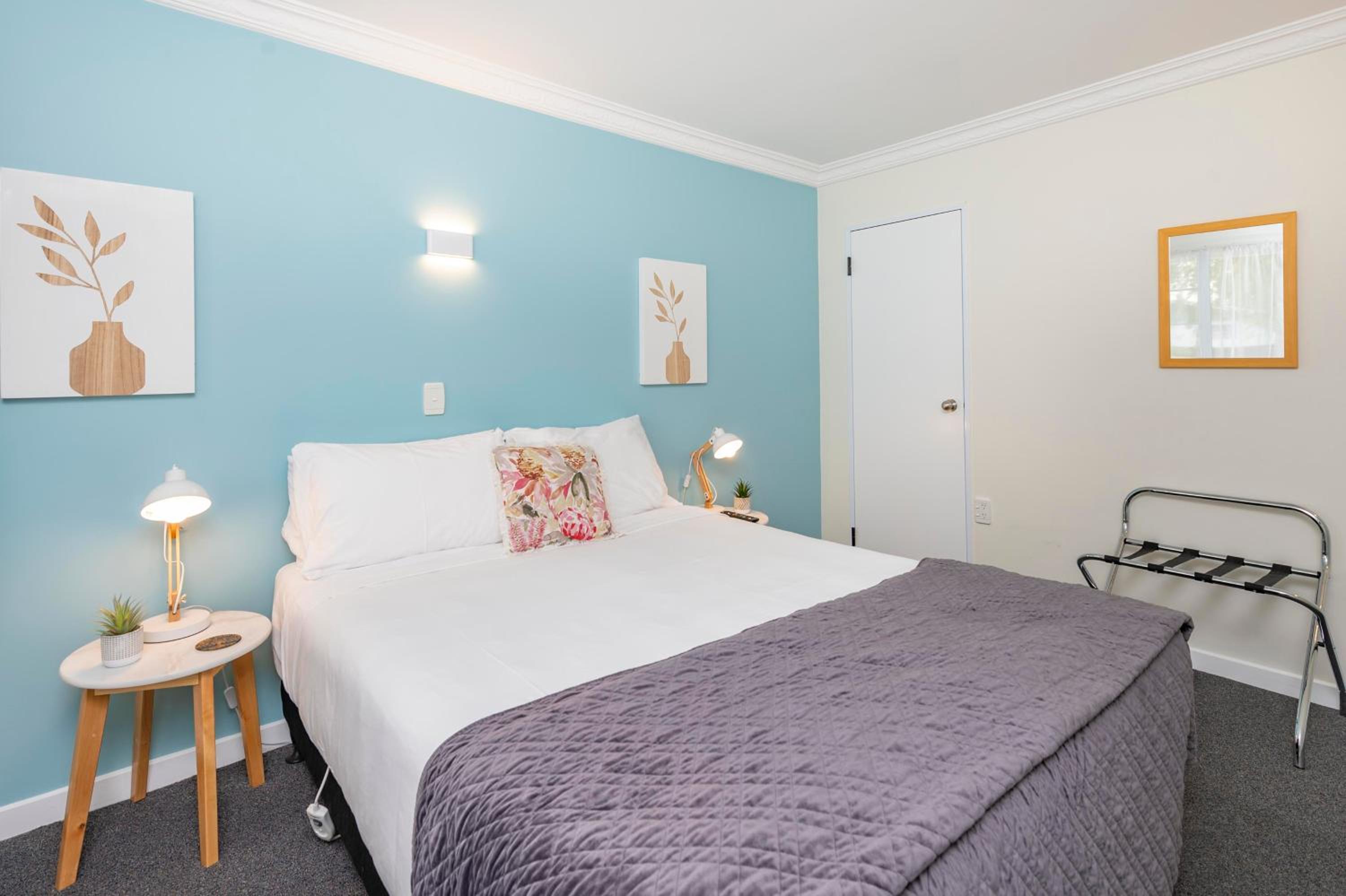 One Bedroom Apartment - Photo 2