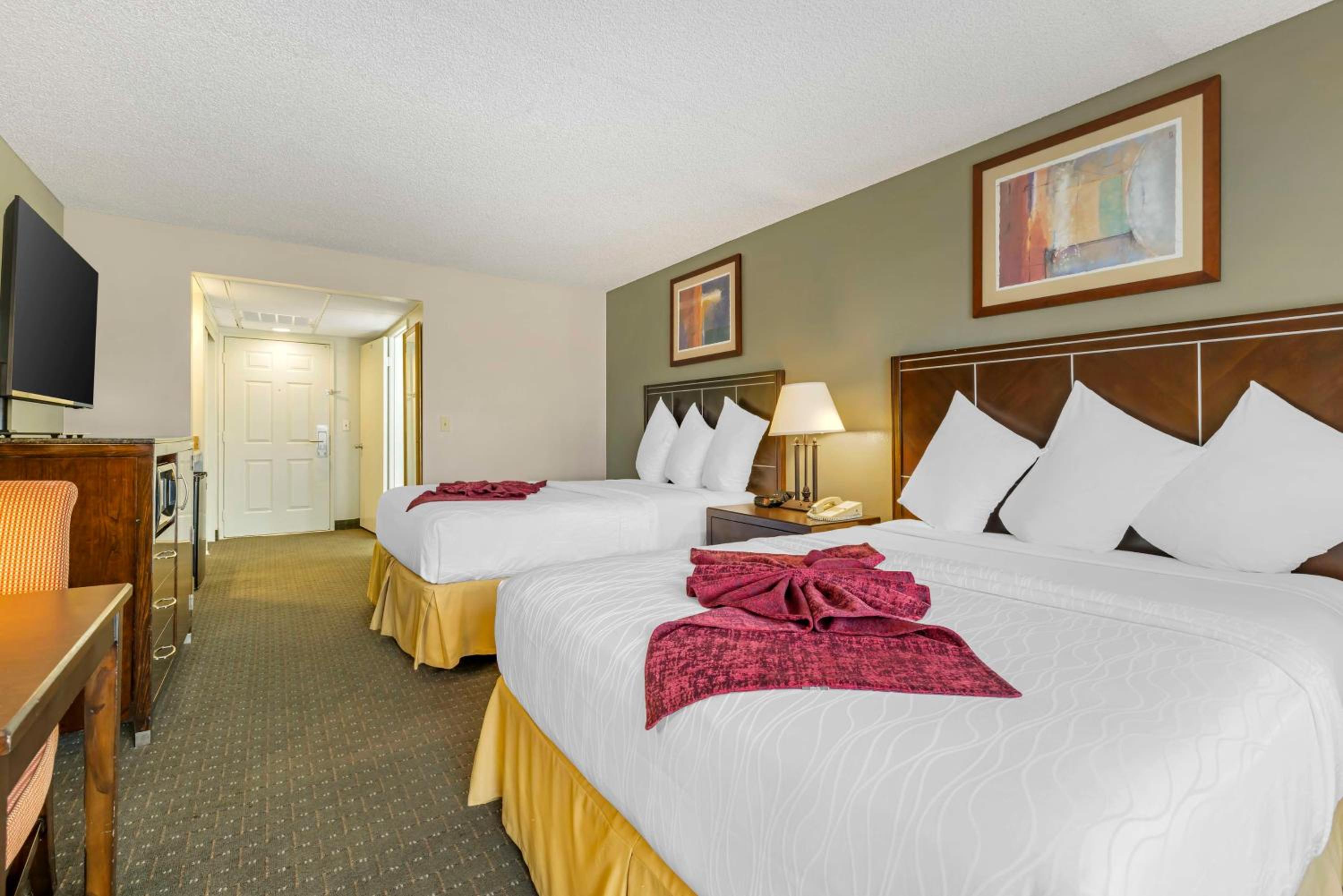 Queen Room with Two Queen Beds - Non-Smoking - Photo 3