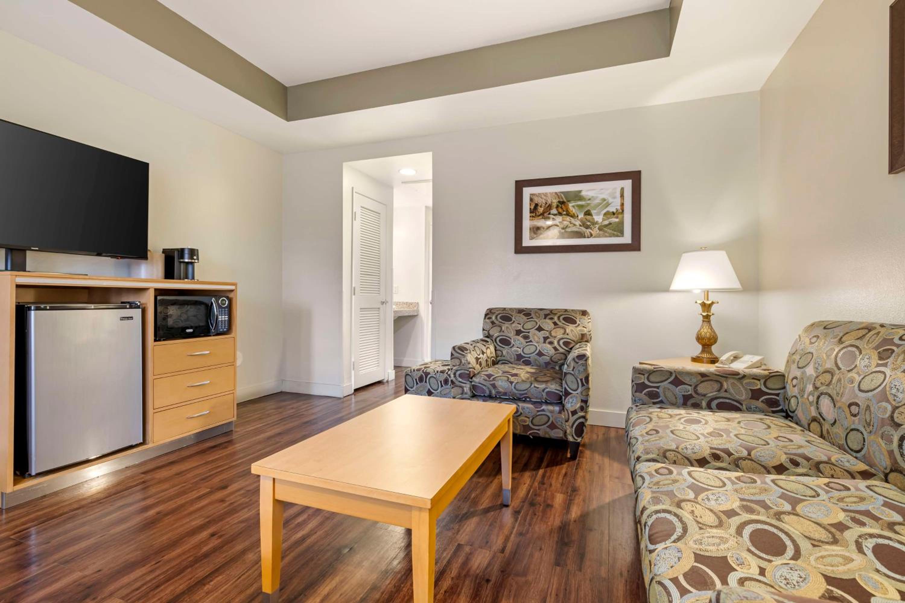 King Suite - Non-Smoking - Photo 6