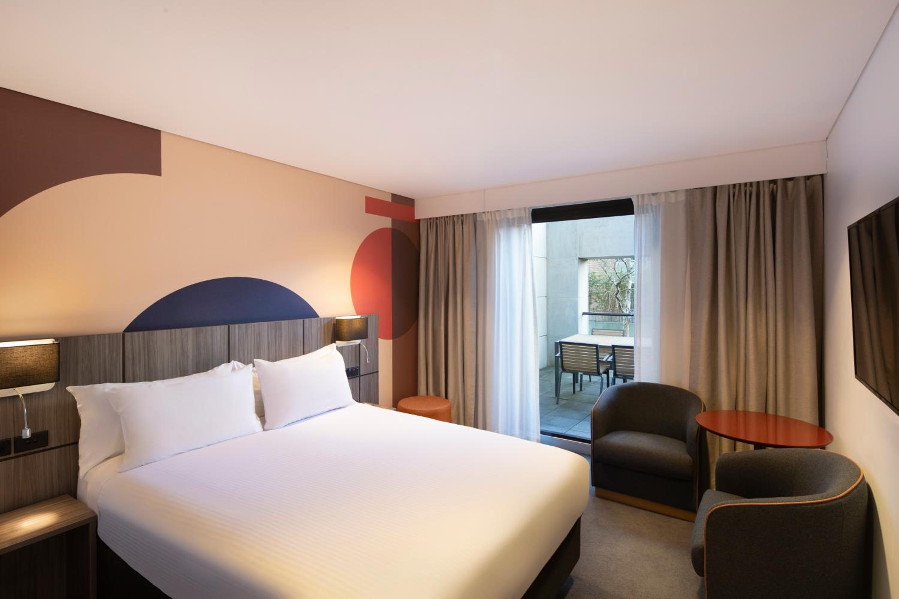 Deluxe Queen Room with Balcony - Photo 7