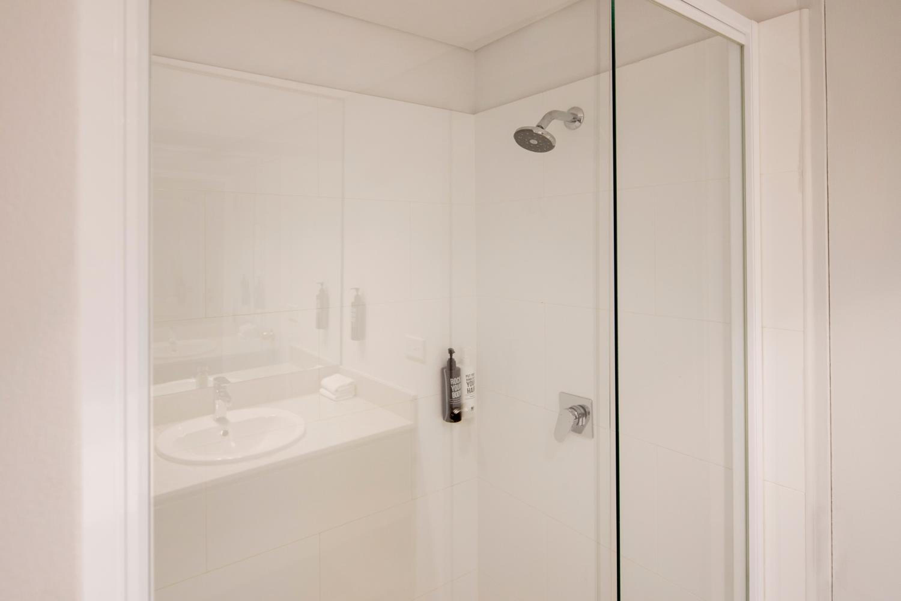 Deluxe Queen Room - Photo 9