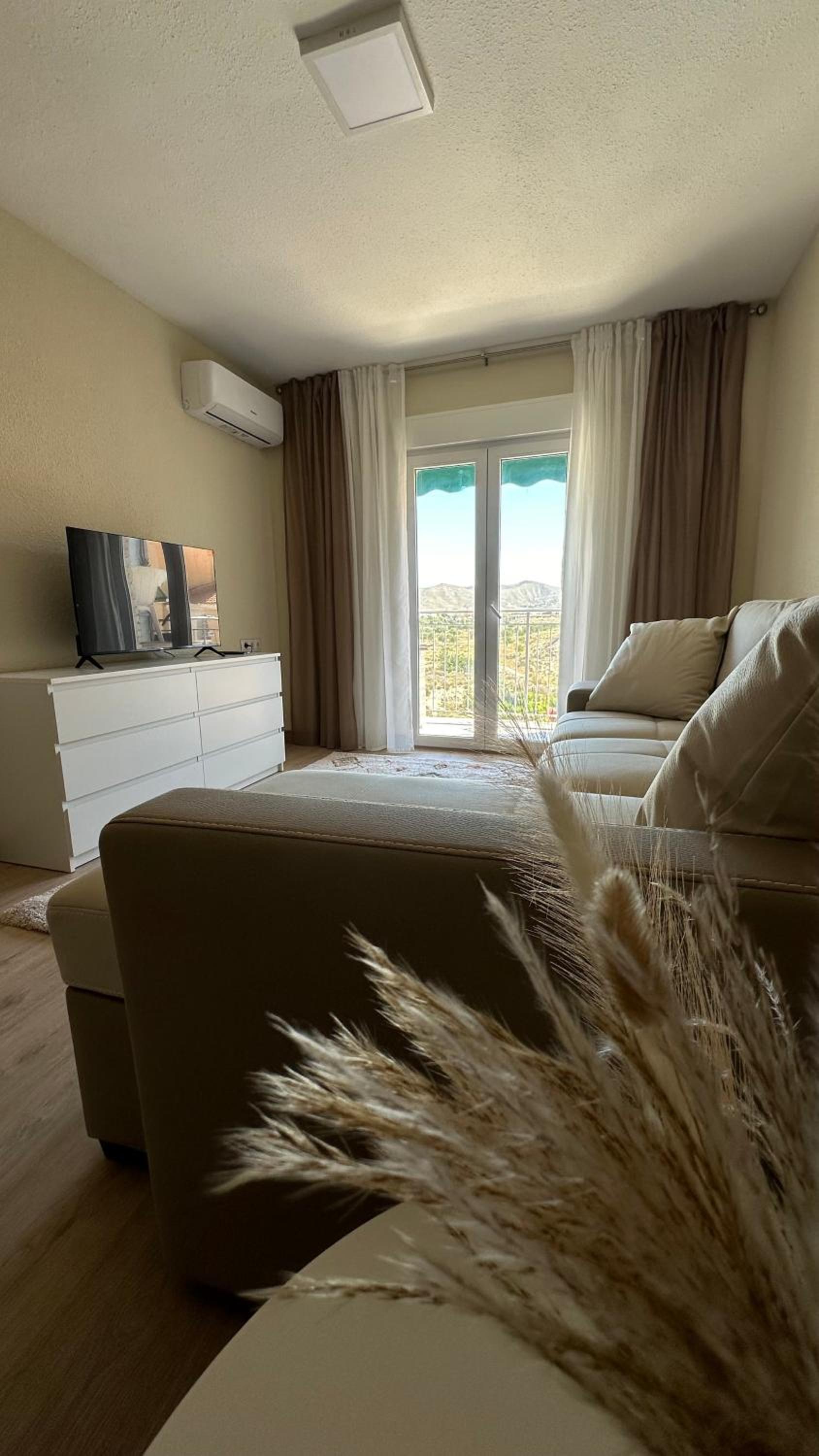 Apartamento de tres habitaciones con vista a la montaña