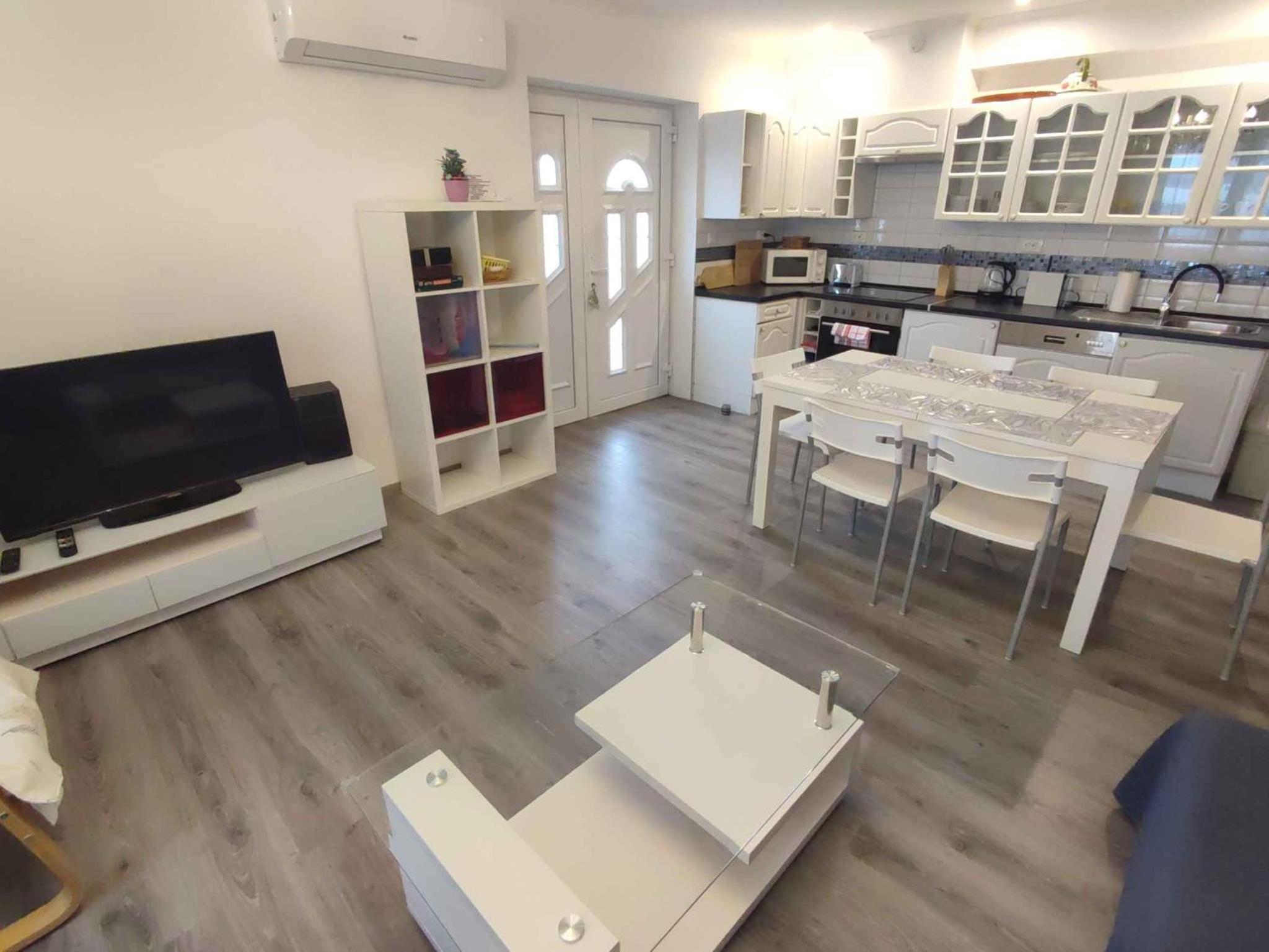 Apartment photo 2
