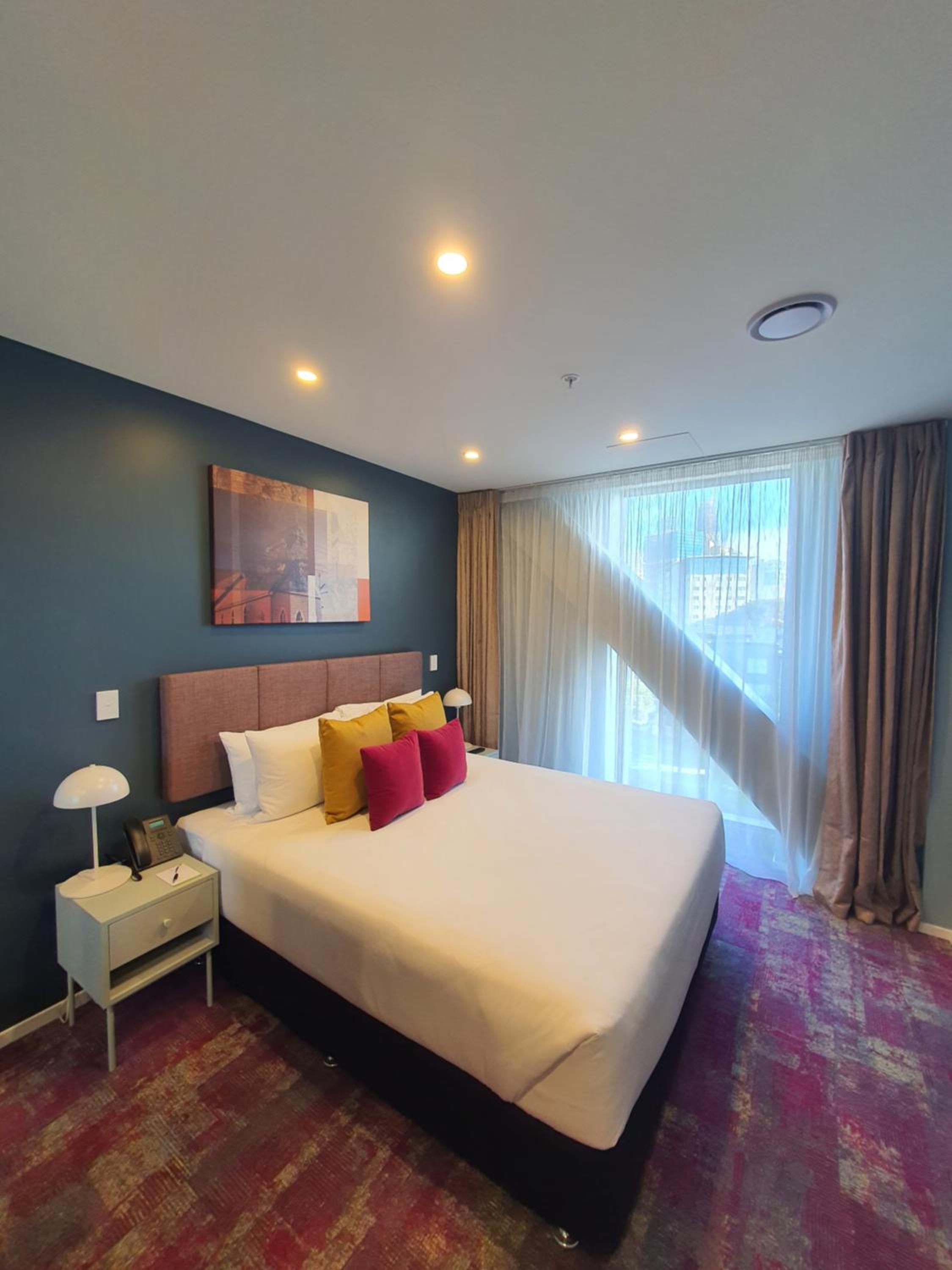 Hotel Room - Photo 5